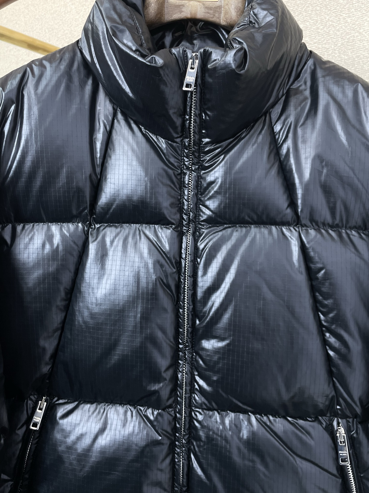 。羽绒服- Prada普拉达💥砸锅卖铁都要上的新款！新款羽绒服 贸易公司渠道稀出，降温天气必备的保暖单品