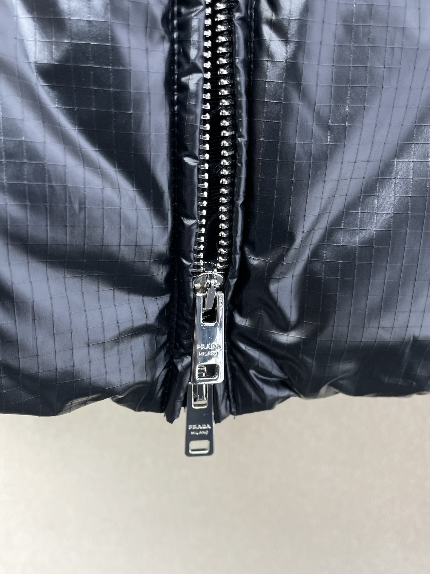 。羽绒服- Prada普拉达💥砸锅卖铁都要上的新款！新款羽绒服 贸易公司渠道稀出，降温天气必备的保暖单品