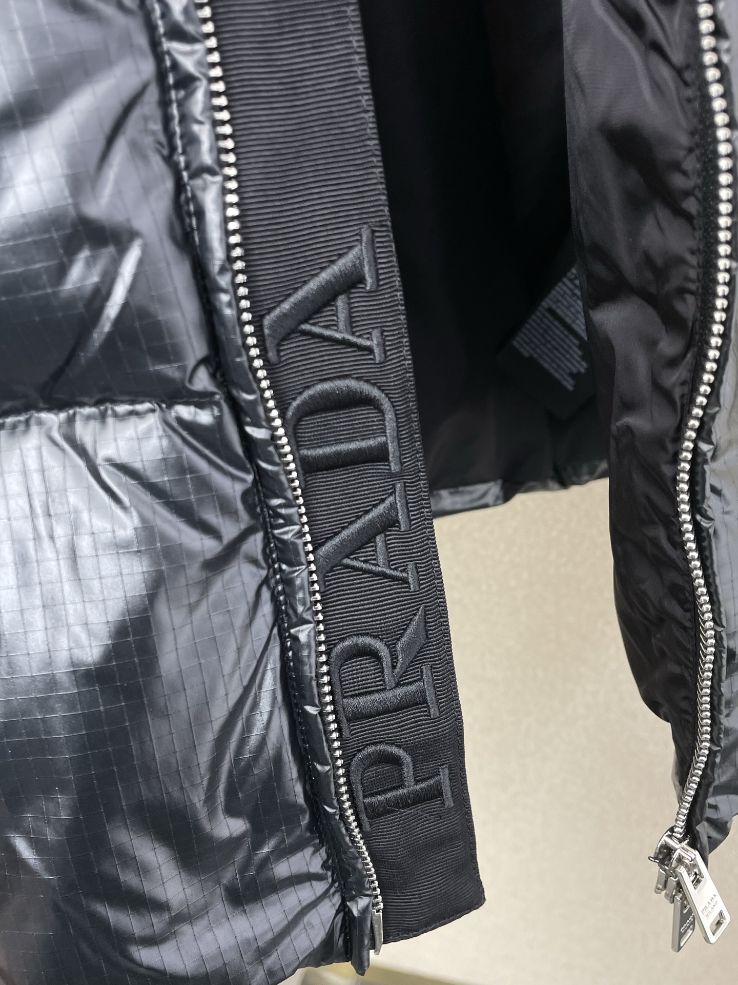 。羽绒服- Prada普拉达💥砸锅卖铁都要上的新款！新款羽绒服 贸易公司渠道稀出，降温天气必备的保暖单品