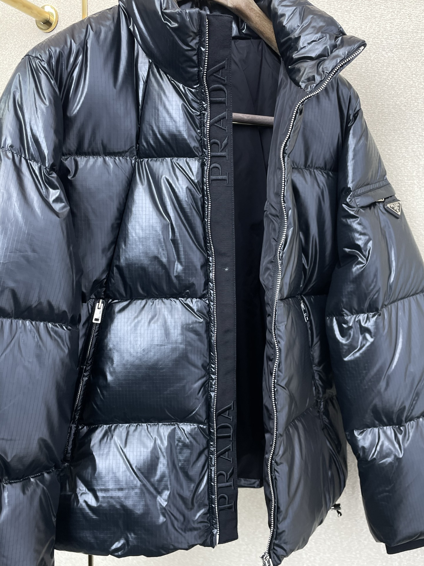 。羽绒服- Prada普拉达💥砸锅卖铁都要上的新款！新款羽绒服 贸易公司渠道稀出，降温天气必备的保暖单品