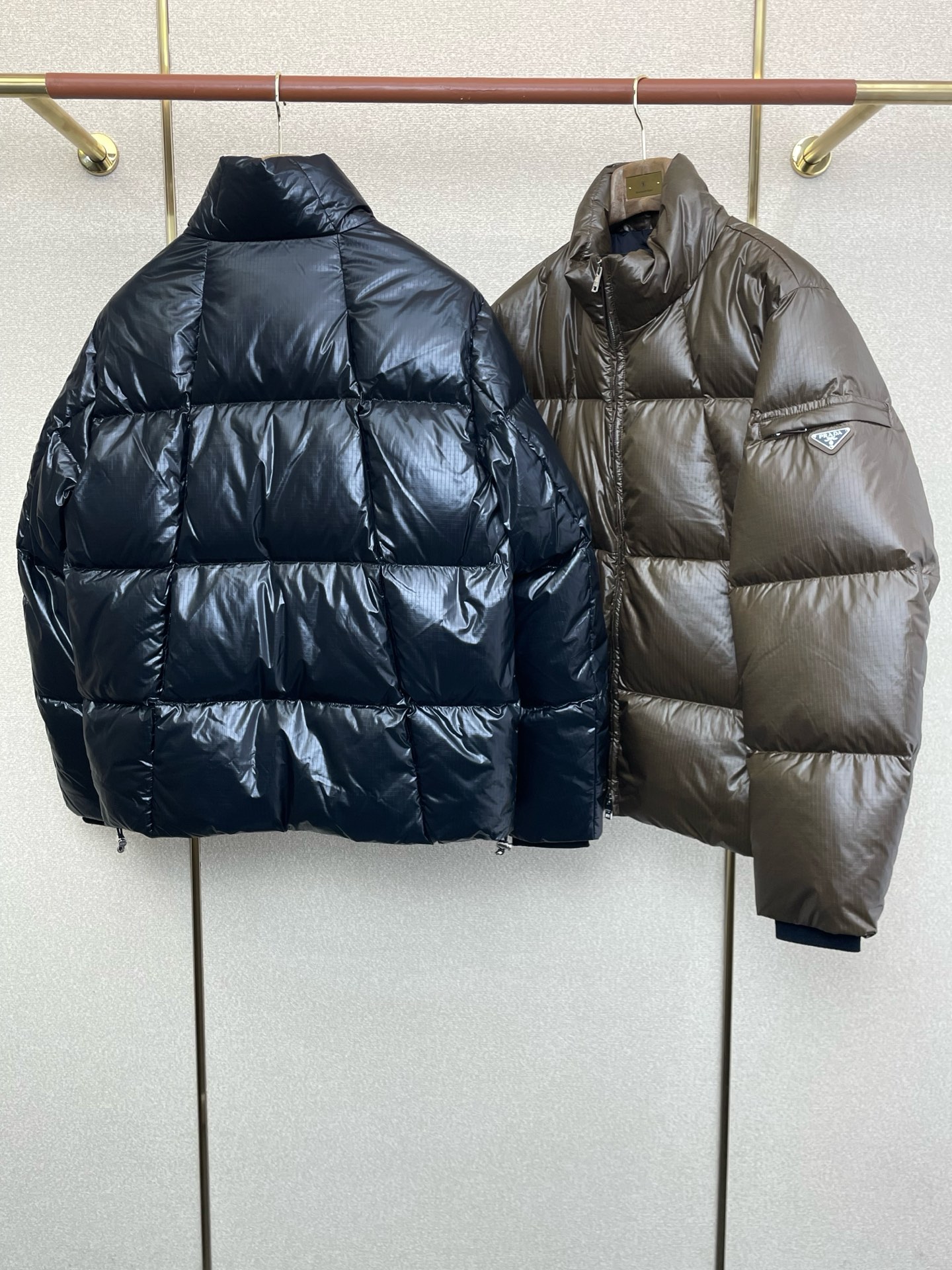 。羽绒服- Prada普拉达💥砸锅卖铁都要上的新款！新款羽绒服 贸易公司渠道稀出，降温天气必备的保暖单品