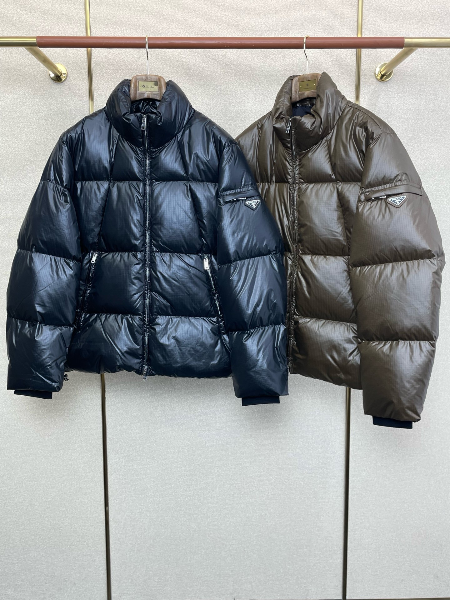 。羽绒服- Prada普拉达💥砸锅卖铁都要上的新款！新款羽绒服 贸易公司渠道稀出，降温天气必备的保暖单品