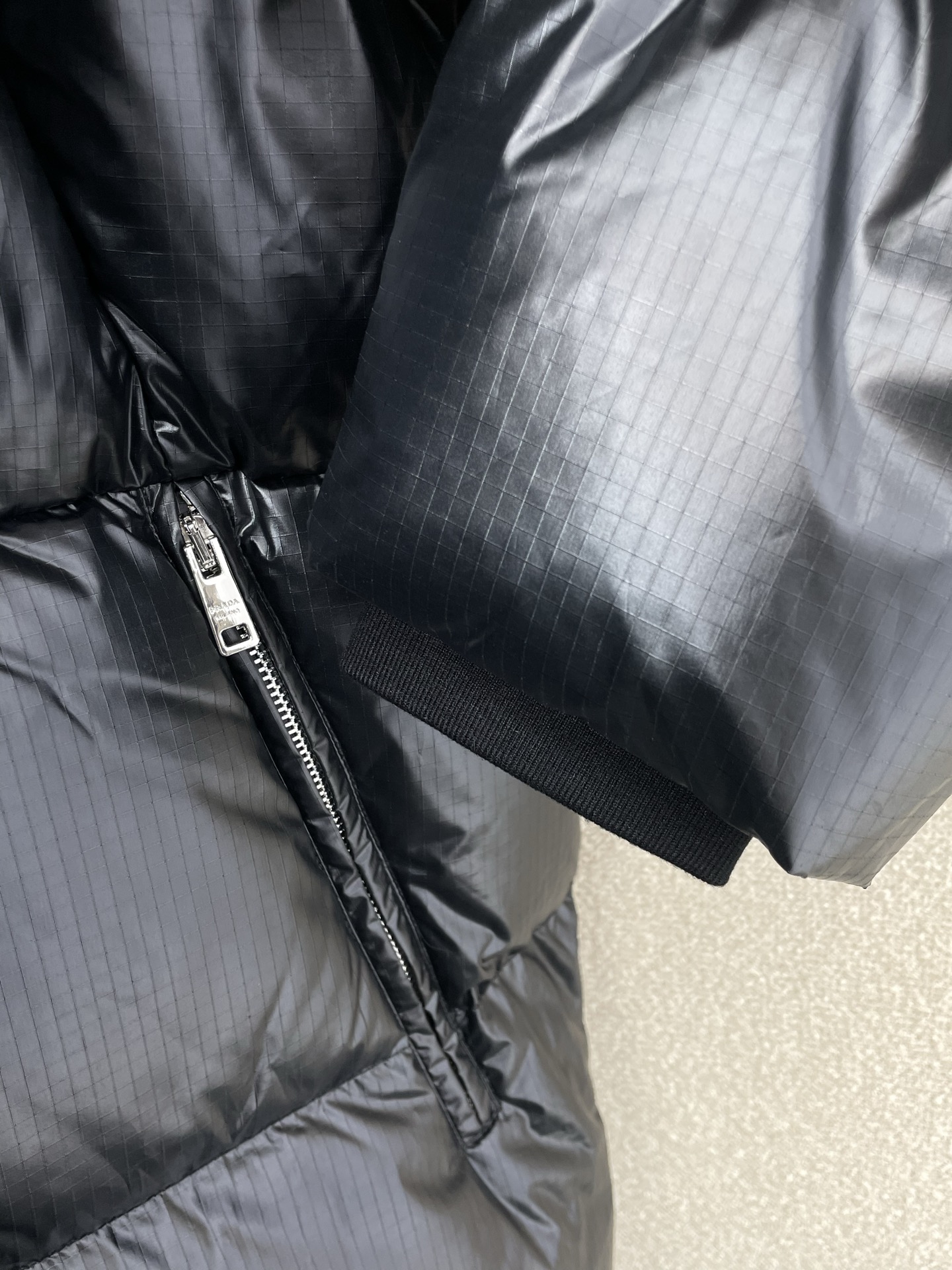 。羽绒服- Prada普拉达💥砸锅卖铁都要上的新款！新款羽绒服 贸易公司渠道稀出，降温天气必备的保暖单品