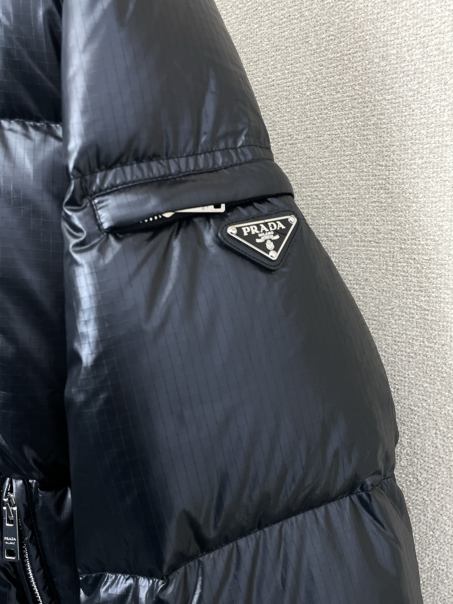 。羽绒服- Prada普拉达💥砸锅卖铁都要上的新款！新款羽绒服 贸易公司渠道稀出，降温天气必备的保暖单品