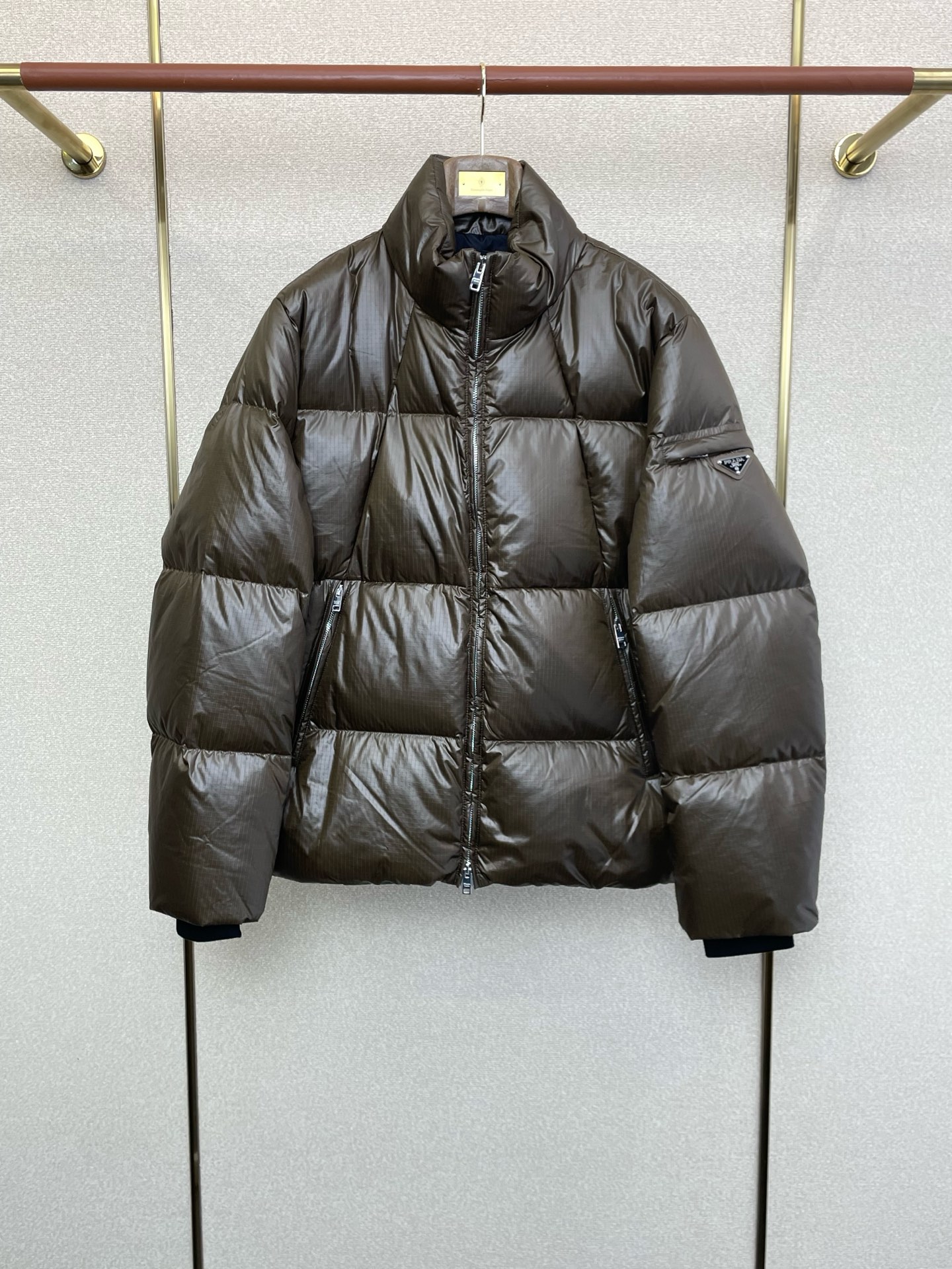 。羽绒服- Prada普拉达💥砸锅卖铁都要上的新款！新款羽绒服 贸易公司渠道稀出，降温天气必备的保暖单品