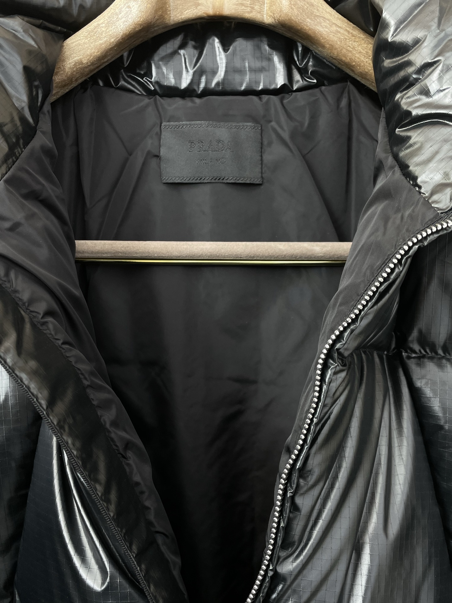 。羽绒服- Prada普拉达💥砸锅卖铁都要上的新款！新款羽绒服 贸易公司渠道稀出，降温天气必备的保暖单品