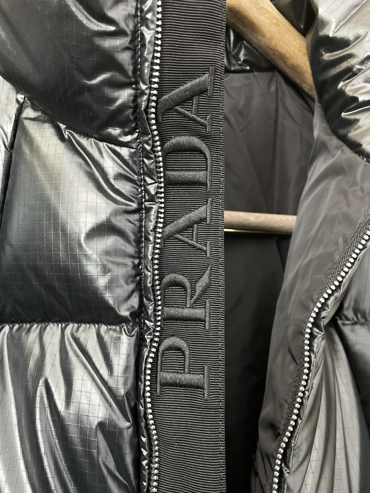 。羽绒服- Prada普拉达💥砸锅卖铁都要上的新款！新款羽绒服 贸易公司渠道稀出，降温天气必备的保暖单品