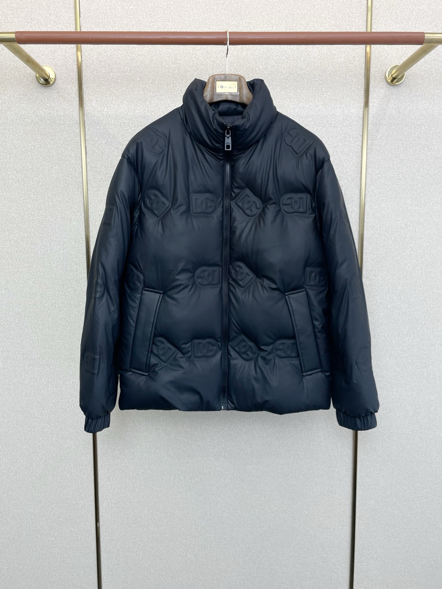 。羽绒服- Dolce&Gabbana杜嘉班纳💥砸锅卖铁都要上的新款！新款羽绒服 贸易公司渠道稀出，降温