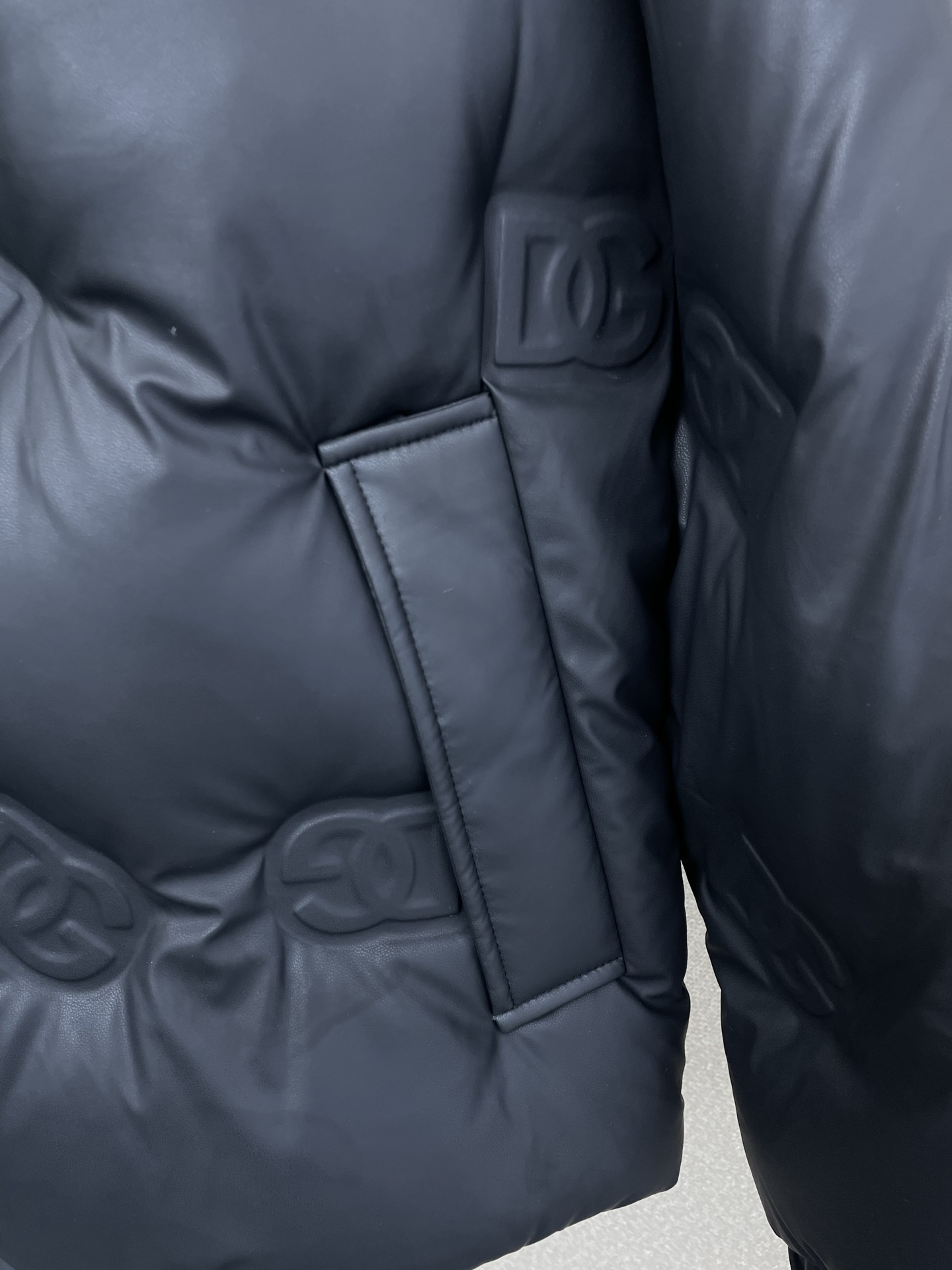 。羽绒服- Dolce&Gabbana杜嘉班纳💥砸锅卖铁都要上的新款！新款羽绒服 贸易公司渠道稀出，降温