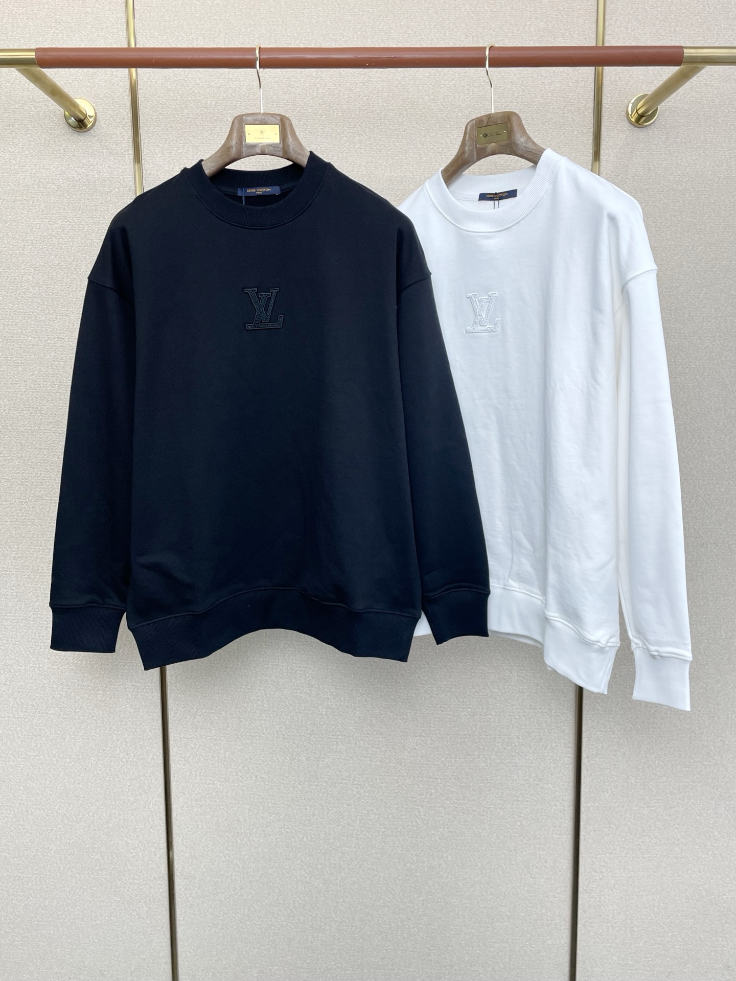 NO:609775,.Louis Vuitton Louis Vuitton’s new style is a must-have!  New original men's casual sweatshirt, high-end customization, high version, fashionable and versatile imported fabrics, super soft and delicate to the touch, skin-friendly and comfortable to wear, high-end boutique, the upper body is finely made by the factory, it is very good, a must-have item for men, complete with three standards, code number 46-54,, louis vuitton, louis vuitton, hoodie, sweatshirts, alexander wang19860909.Louis Vuitton路易威登砸锅卖铁都要上的新款！新款原单男士休闲卫衣 高端定制 高版本 时尚百搭爆款进口面料 手感超柔软细腻 穿着亲肤舒适 高端精品 代工厂精细做上身非常赞 男士必备单品 三标齐全 码数46-54,,louis vuitton,louis vuitton,hoodie,sweatshirts,alexander wang,Men's clothing