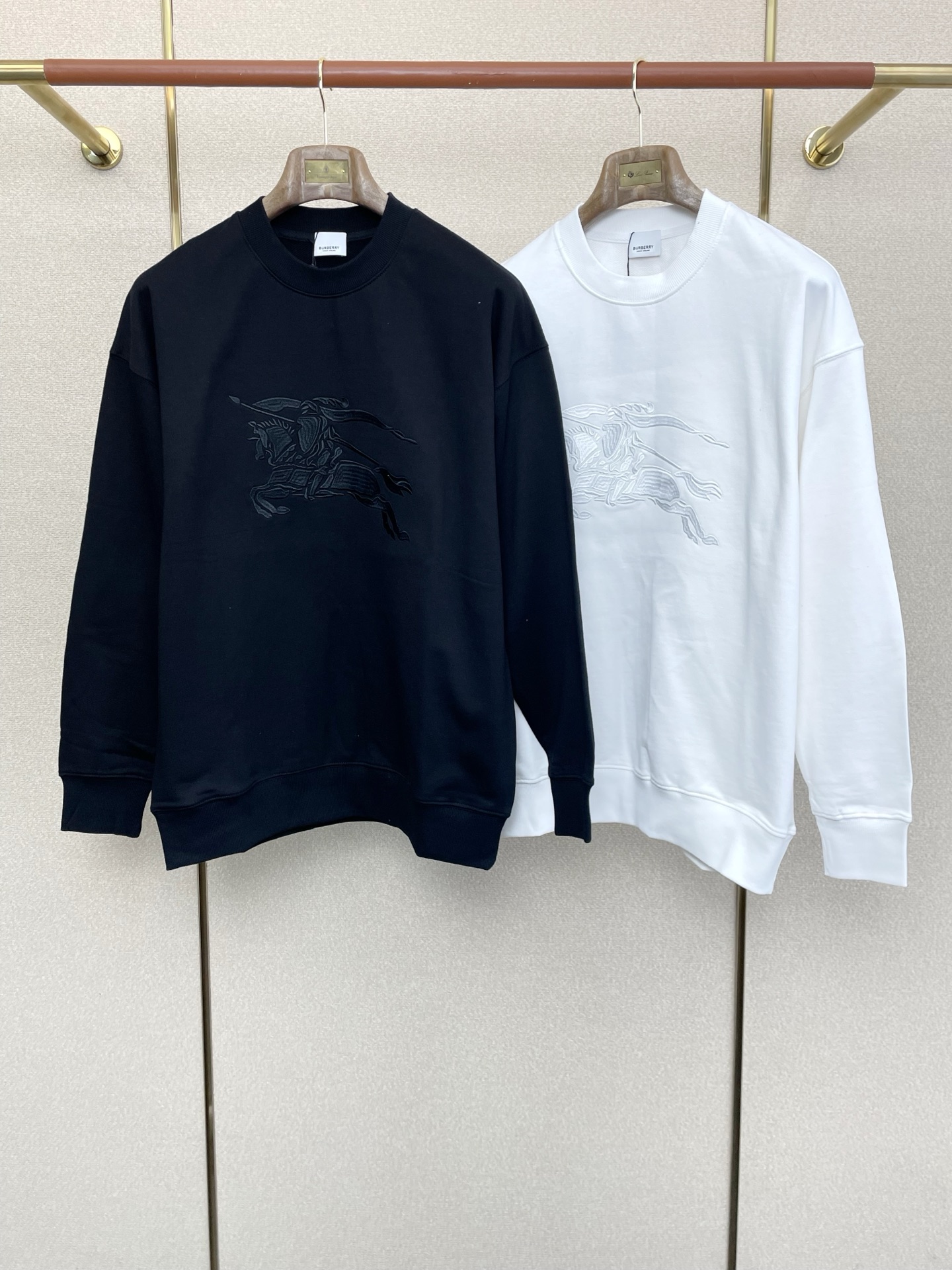 NO:609747,.Burberry’s new style is a must-have!  New original men's casual sweatshirt, high-end customization, high version, fashionable and versatile, popular imported fabrics, super soft and delicate to the touch, skin-friendly and comfortable to wear, high-end boutique, the upper body is finely made by the factory, very good, a must-have item for men, complete with three standards, code number 46-54,, burberry, burberry, hoodie, sweatshirts, alexander wang19860909.Burberry巴宝莉砸锅卖铁都要上的新款！新款原单男士休闲卫衣 高端定制 高版本 时尚百搭爆款进口面料 手感超柔软细腻 穿着亲肤舒适 高端精品 代工厂精细做上身非常赞 男士必备单品 三标齐全 码数46-54,,burberry,burberry,hoodie,sweatshirts,alexander wang,Men's clothing