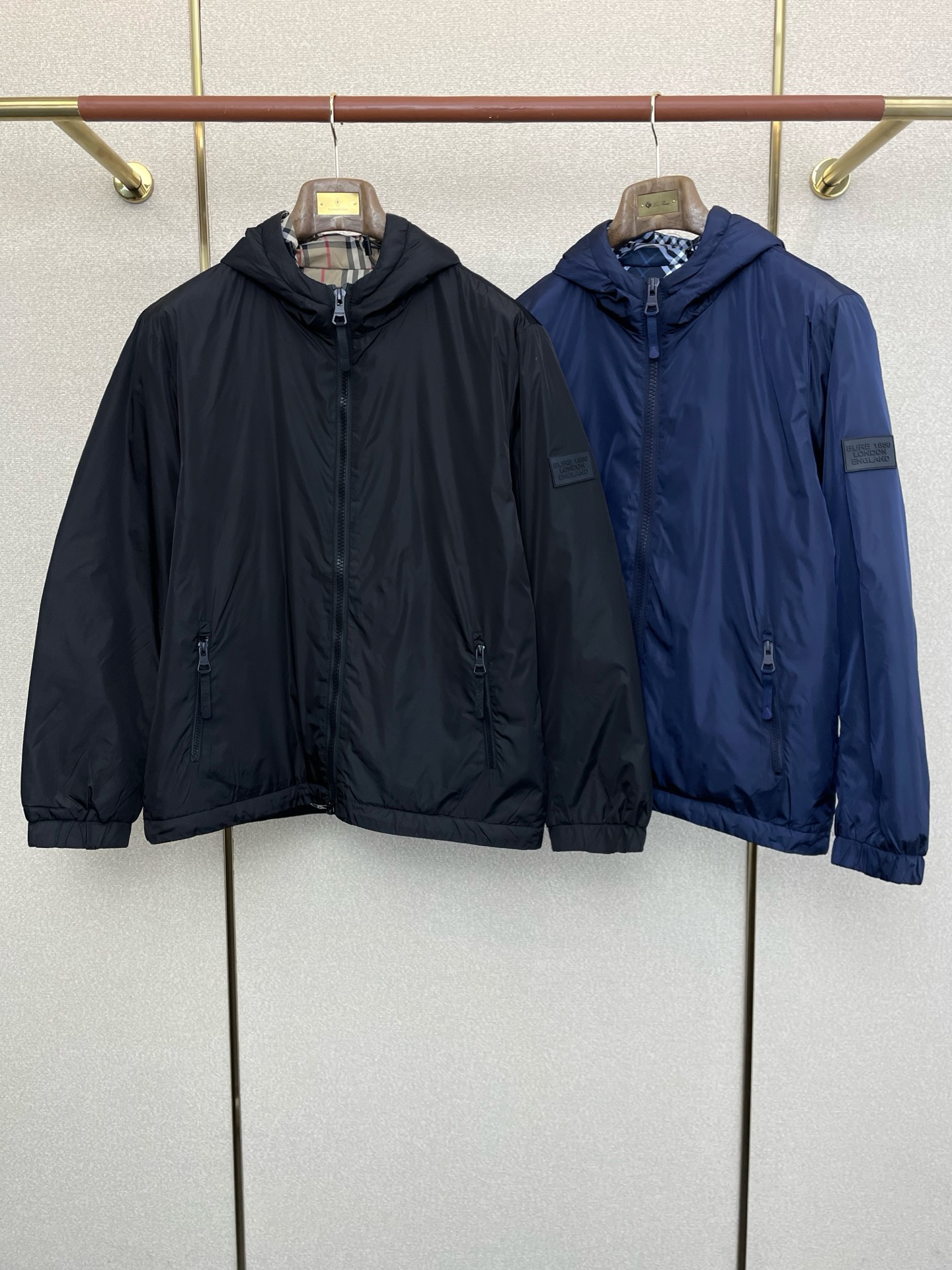 NO:609791,.Down Jacket-Burberry’s new style that is popular all over the world!  The new hooded down jacket for autumn and winter. The trading company channel has a must-have warm item for cooling weather. It can be worn for daily or outdoor sports. It is wear-resistant, scratch-resistant and easy to care for. The interior is equipped with high-quality white goose down filling. It is paired with large square quilting technology to create a fluffy and full overall effect. It also has a strong thermal insulation and temperature locking effect, so that you are not afraid of the cold outdoor weather in autumn and winter! Size M-3XL,, burberry, burberry, down  jacket,hats,alexander wang19860909.羽绒服-Burberry巴宝莉砸锅卖铁都要上的新款！秋冬新款连帽羽绒服 贸易公司渠道稀出降温天气必备的保暖单品,不论是日常还是户外运动都能穿.耐磨防刮易打理,内里配置优质白鹅绒埴充,在搭配大方格绗缝工艺,打造蓬松饱满的整体效果,兼顾强悍的保暖锁温效果,让你无惧秋冬季寒冷的户外天气! 尺码M-3XL,,burberry,burberry,down jacket,hats,alexander wang,Men's clothing