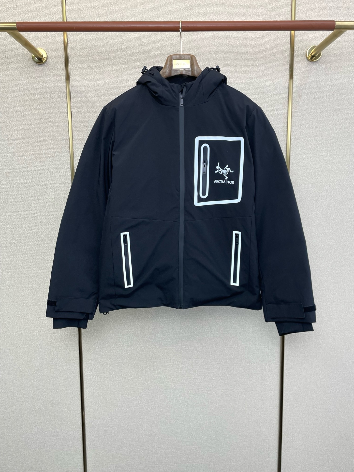 NO:609798,.Down Jacket-Arc’teryx’s new model is a must-have!  The new hooded down jacket for autumn and winter. Trading company channels rarely sell essential warm items for cooling weather. It can be worn for daily or outdoor sports. It is wear-resistant, scratch-resistant and easy to care for. The interior is equipped with high-quality white goose down filling. It is paired with large square quilting technology to create a fluffy and full overall effect. It also has a strong thermal insulation and temperature locking effect, so that you are not afraid of the cold outdoor weather in autumn and winter! Size M-3XL, arc'teryx, down  jacket,hats,alexander wang19860909.羽绒服-Arc’teryx始祖鸟砸锅卖铁都要上的新款！秋冬新款连帽羽绒服 贸易公司渠道稀出降温天气必备的保暖单品,不论是日常还是户外运动都能穿.耐磨防刮易打理,内里配置优质白鹅绒埴充,在搭配大方格绗缝工艺,打造蓬松饱满的整体效果,兼顾强悍的保暖锁温效果,让你无惧秋冬季寒冷的户外天气! 尺码M-3XL,arc'teryx,down jacket,hats,alexander wang,Men's clothing