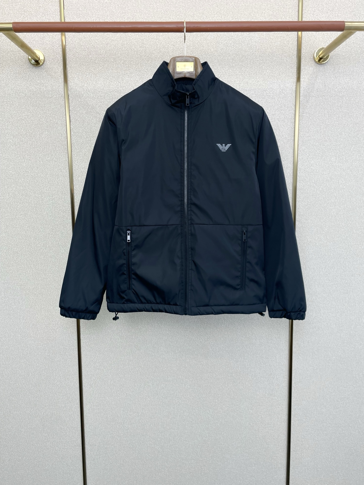 NO:609809,.ARMANI Armani is a new model that sells everything! The latest fashionable cotton clothing, classic designs and stunningly beautiful jackets. The quality is impeccable and quality control allows you to buy it directly. It is a high-end product that cannot be faulted! You can feel its powerful aura through the detailed pictures. It has a remarkable effect of gathering heat and keeping warm, so you don’t have to worry about getting a little chilly! Both fashionable and functional, the whole style looks more luxurious! Size M-3XL,,armani,armani,jackets & coats,alexander wang19860909.ARMANI阿玛尼砸锅卖铁都要上的新款！最新时尚棉服 经典设计与颜值爆棚的外套 品质更是无法挑剔品控可以直接入手,不容过错的高端臻品！通过细节图片便可感受到它强悍的气场,聚温保暖效果显著,完全不用担心会有一点寒意！时尚与功能性兼备,整款显得更加的奢华大气！ 尺码M-3XL,,armani,armani,jackets & coats,alexander wang,Men's clothing