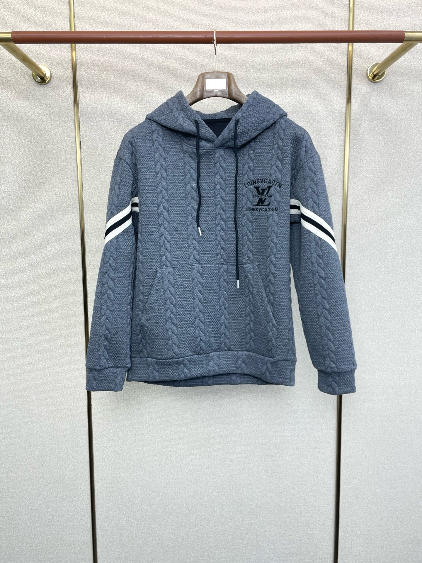 NO:609797,.Louis Vuitton Louis Vuitton’s new style is a must-have! The latest fashionable sweatshirts, classic designs and stunningly good-looking jackets. The quality is impeccable and quality control allows you to buy it directly. It is a high-end product that cannot be faulted! You can feel its powerful aura through the detailed pictures. It has a remarkable effect of gathering heat and keeping warm, so you don’t have to worry about getting a little chilly! Both fashionable and functional, the whole style looks more luxurious! Size M-3XL,,louis vuitton,louis vuitton,hoodie,sweatshirts,jackets & coats,alexander wang19860909.Louis Vuitton路易威登砸锅卖铁都要上的新款！最新时尚卫衣 经典设计与颜值爆棚的外套 品质更是无法挑剔品控可以直接入手,不容过错的高端臻品！通过细节图片便可感受到它强悍的气场,聚温保暖效果显著,完全不用担心会有一点寒意！时尚与功能性兼备,整款显得更加的奢华大气！ 尺码M-3XL,,louis vuitton,louis vuitton,hoodie,sweatshirts,jackets & coats,alexander wang,Men's clothing