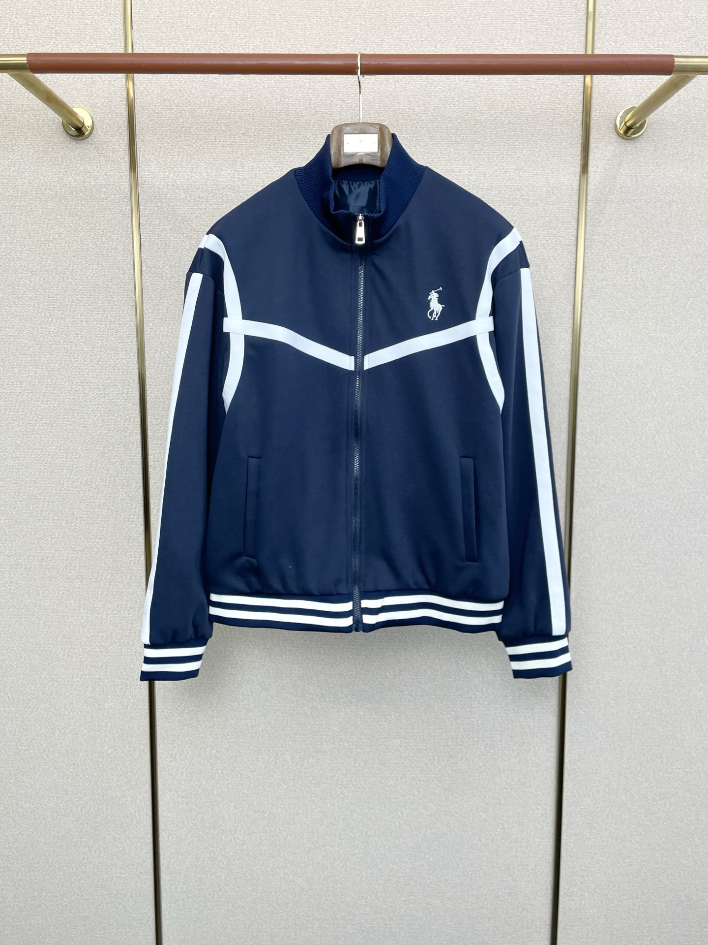 NO:609803,.Ralph Lauren’s new style is a must-have! The latest fashionable jackets, jackets with classic designs and stunning looks. The quality is impeccable and quality control allows you to buy it directly. It is a high-end product that cannot be faulted! You can feel its powerful aura through the detailed pictures. It has a remarkable effect of gathering heat and keeping warm, so you don’t have to worry about getting a little chilly! Both fashionable and functional, the whole style looks more luxurious! Size M-3XL,,loro piana,jackets & coats,jackets & coats,alexander wang19860909.Ralph Lauren拉夫劳伦砸锅卖铁都要上的新款！最新时尚夹克 经典设计与颜值爆棚的外套 品质更是无法挑剔品控可以直接入手,不容过错的高端臻品！通过细节图片便可感受到它强悍的气场,聚温保暖效果显著,完全不用担心会有一点寒意！时尚与功能性兼备,整款显得更加的奢华大气！ 尺码M-3XL,,loro piana,jackets & coats,jackets & coats,alexander wang,Men's clothing