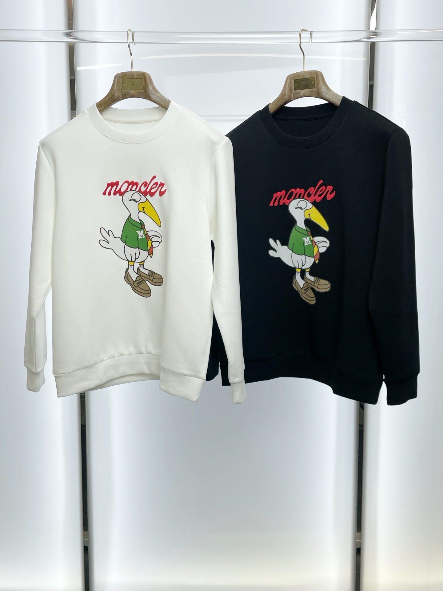 NO:609759,.Moncler’s new style is a must-have for everyone!  New original men's casual sweatshirt, high-end customization, high-end version, fashionable and versatile imported fabrics, super soft and delicate to the touch, skin-friendly and comfortable to wear, plus velvet to keep warm and comfortable, high-end boutique, the upper body is exquisitely made by the factory, and it is a must-have item for men. Three standards are complete. Size M-3XL, Moncler, hoodie, sweatshirts, alexander wang19860909.Moncler蒙口砸锅卖铁都要上的新款！新款原单男士休闲卫衣 高端定制 高端版本 时尚百搭爆款进口面料 手感超柔软细腻 穿着亲肤舒适 加绒保暖舒适 高端精品 代工厂精细做上身非常赞 男士必备单品 三标齐全 码数M-3XL,,Moncler,hoodie,sweatshirts,alexander wang,Men's clothing