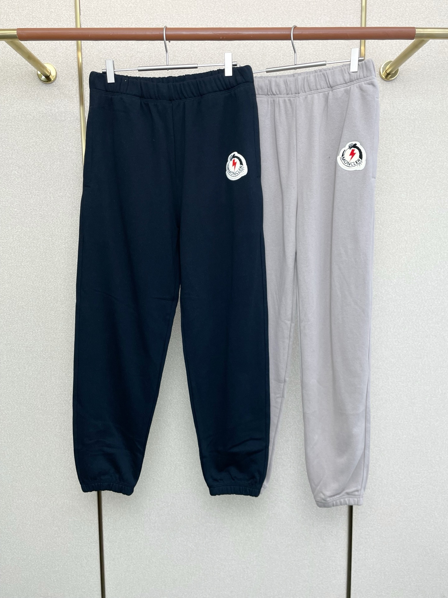 NO:609761,.Moncler’s new style is a must-have for everyone!  New casual pants high-end version!  Custom-made fabrics at the counter are highly breathable and comfortable, with impeccable details and brand element design concepts, reflecting high quality. It feels delicate and soft!  It presents a casual cut and the upper body shape is awesome!  Size M-4XL,,Moncler,alexander wang19860909.Moncler蒙口砸锅卖铁都要上的新款！新款休闲裤 高端版本！专柜定制面料 透气舒适度高,细节无可挑剔,品牌元素设计理念,体现高品质.手感细腻柔软！呈现休闲裁剪,上身版型超赞！码数M-4XL,,Moncler,alexander wang,Men's clothing