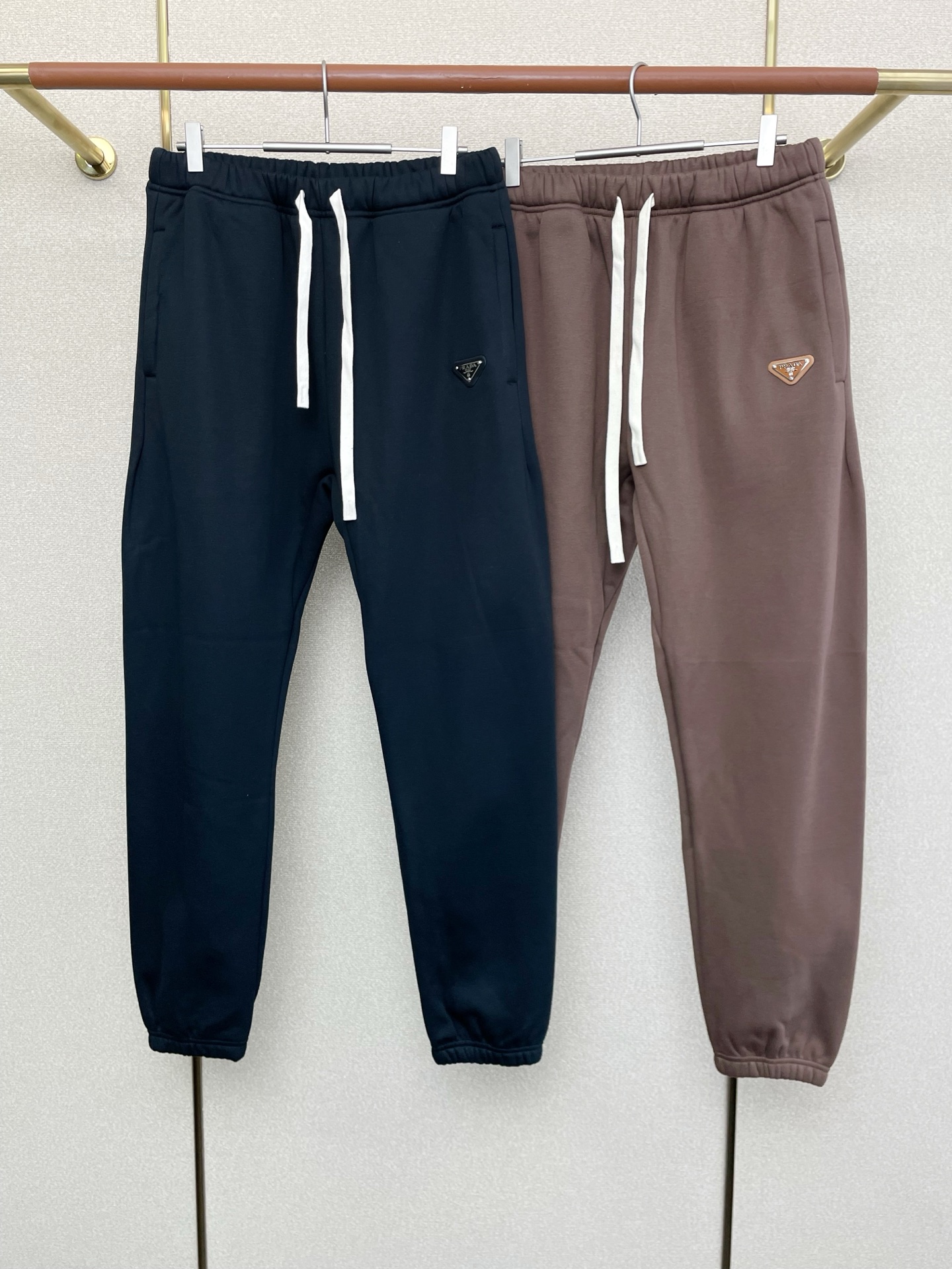 NO:609765,.Prada is a new model that will sell everything!  New casual pants high-end version!  Velvet and thickened counter-customized fabrics are highly breathable and comfortable, with impeccable details. The brand element design concept reflects high quality. It feels delicate and soft!  It presents a casual cut and the upper body shape is awesome!  Size M-4XL,,prada,prada,alexander wang19860909.Prada普拉达砸锅卖铁都要上的新款！新款休闲裤 高端版本！加绒加厚 专柜定制面料 透气舒适度高,细节无可挑剔,品牌元素设计理念,体现高品质.手感细腻柔软！呈现休闲裁剪,上身版型超赞！码数M-4XL,,prada,prada,alexander wang,Men's clothing