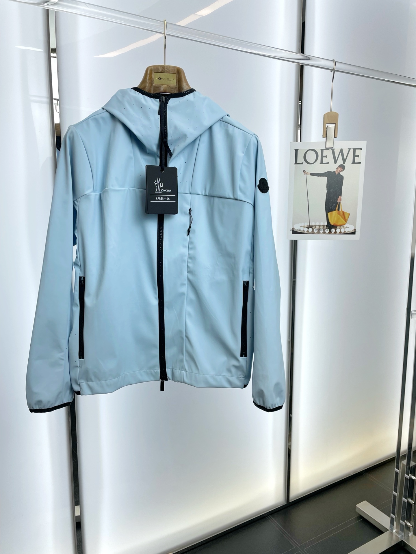 NO:609794,.Moncler’s new style is a must-have for everyone! The latest fashionable jackets, jackets with classic design and stunning looks. The quality is impeccable and quality control allows you to buy it directly. It is a high-end product that cannot be faulted! You can feel its powerful aura through the detailed pictures. It has a remarkable effect of gathering heat and keeping warm, so you don’t have to worry about getting a little chilly! Both fashionable and functional, the whole style looks more luxurious! Size 1.2.3.4,,Moncler,jackets & coats,jackets & coats,alexander wang19860909.Moncler蒙口砸锅卖铁都要上的新款！最新时尚夹克,经典设计感与颜值爆棚的外套,品质更是无法挑剔品控可以直接入手,不容过错的高端臻品！通过细节图片便可感受到它强悍的气场,聚温保暖效果显著,完全不用担心会有一点寒意！时尚与功能性兼备,整款显得更加的奢华大气！ 尺码1.2.3.4,,Moncler,jackets & coats,jackets & coats,alexander wang,Men's clothing