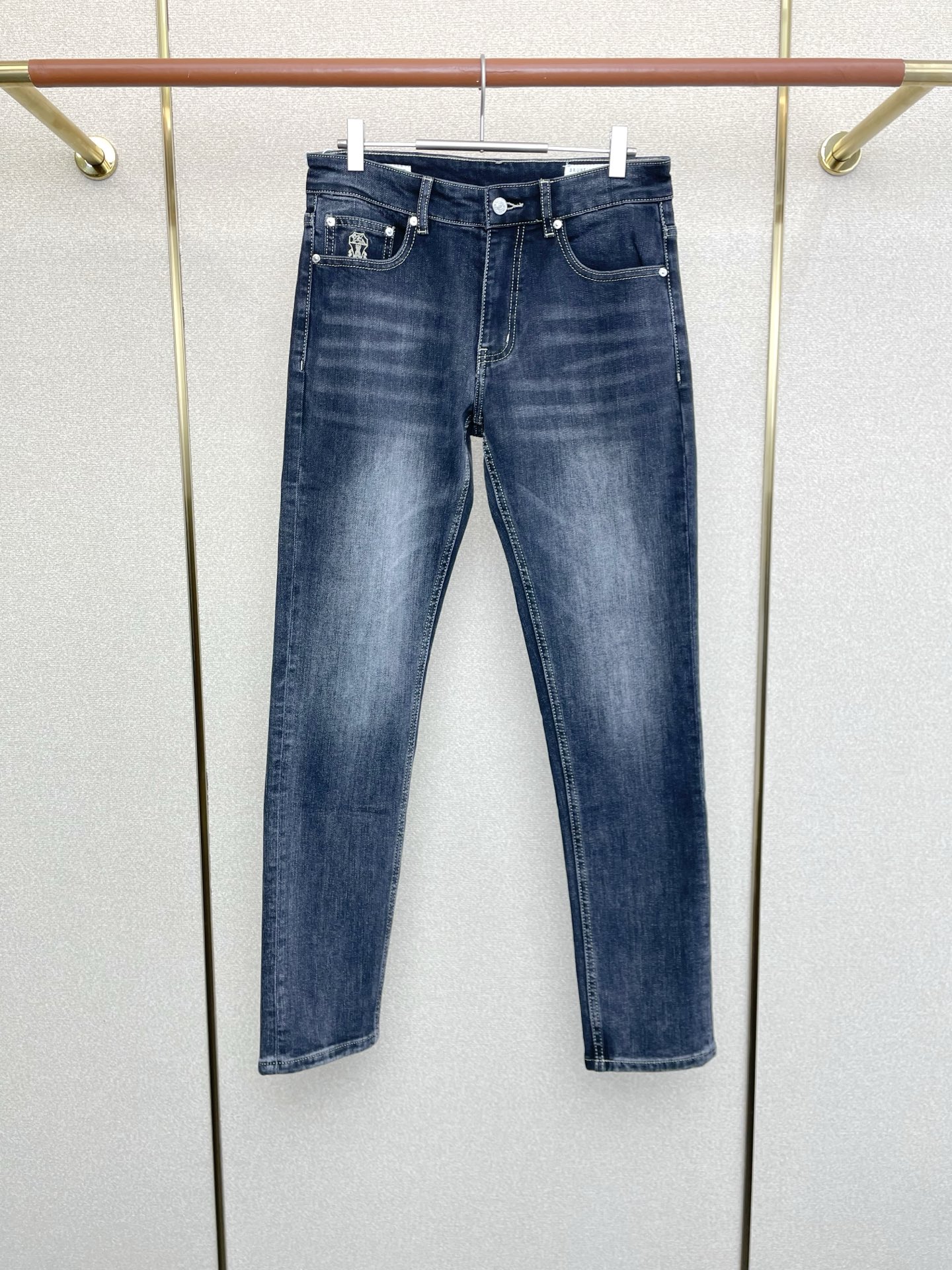 NO:609714,.BC-Brunello Cucineli Brunello Cucineli’s new style is a must-have!  New high-end version of casual jeans!  Custom-made fabrics at the counter are highly breathable and comfortable, with impeccable details and brand element design concepts, reflecting high quality. It feels delicate and soft!  It presents a casual cut and the upper body shape is awesome!  Code number 29-38,,brunello cucinelli,jeans,alexander wang19860909.BC-Brunello Cucineli 布鲁内洛·库奇内利砸锅卖铁都要上的新款！新款休闲牛仔裤高端版本！专柜定制面料 透气舒适度高,细节无可挑剔,品牌元素设计理念,体现高品质.手感细腻柔软！呈现休闲裁剪,上身版型超赞！码数29-38,,brunello cucinelli,jeans,alexander wang,Men's clothing