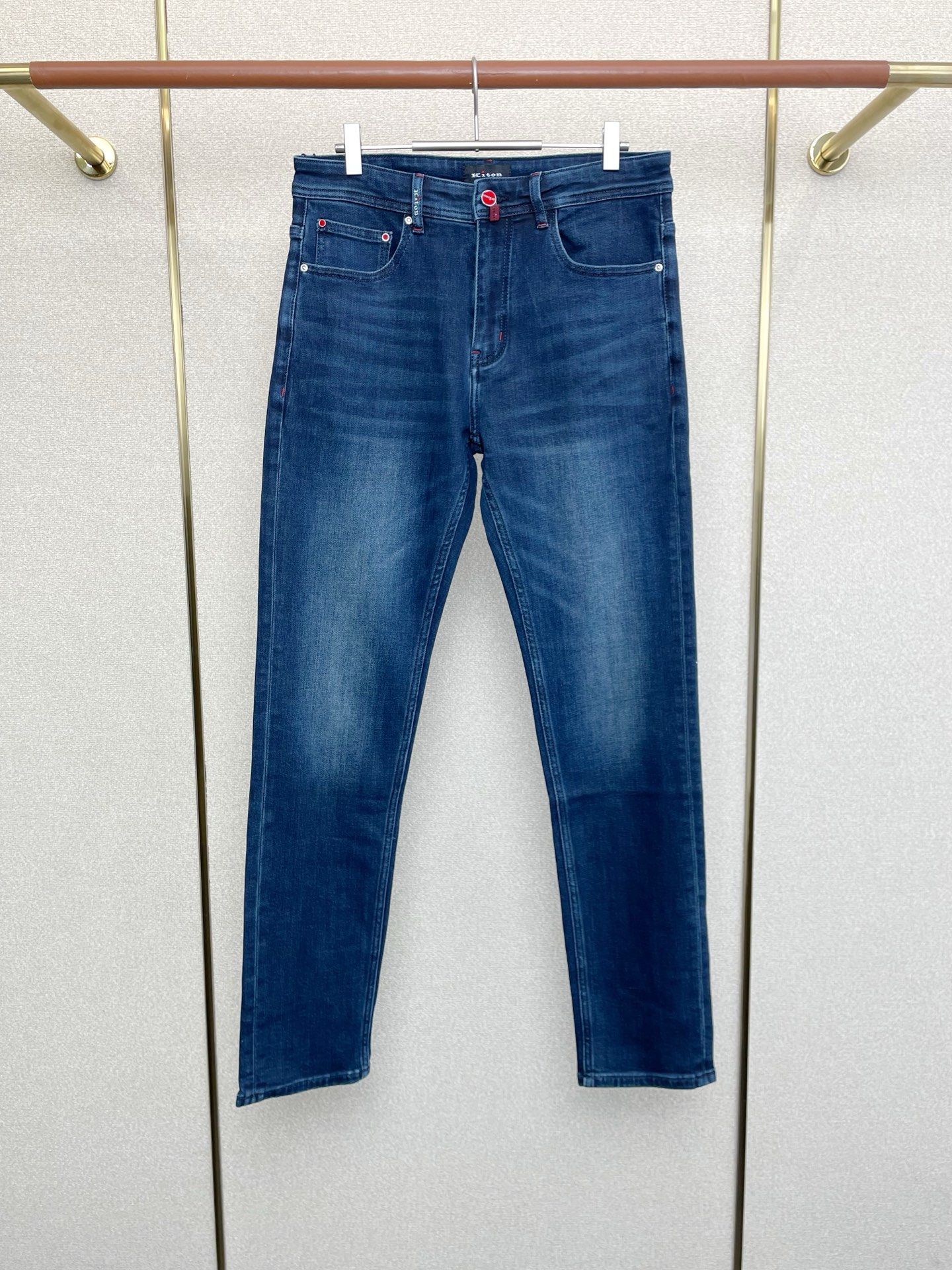 NO:609724,.KITON is a new model that will sell everything!  New high-end version of casual jeans!  Custom-made fabrics at the counter are highly breathable and comfortable, with impeccable details and brand element design concepts, reflecting high quality. It feels delicate and soft!  It presents a casual cut and the upper body shape is awesome!  Code number 29-38,,jeans,alexander wang19860909.KITON砸锅卖铁都要上的新款！新款休闲牛仔裤高端版本！专柜定制面料 透气舒适度高,细节无可挑剔,品牌元素设计理念,体现高品质.手感细腻柔软！呈现休闲裁剪,上身版型超赞！码数29-38,,jeans,alexander wang,Men's clothing