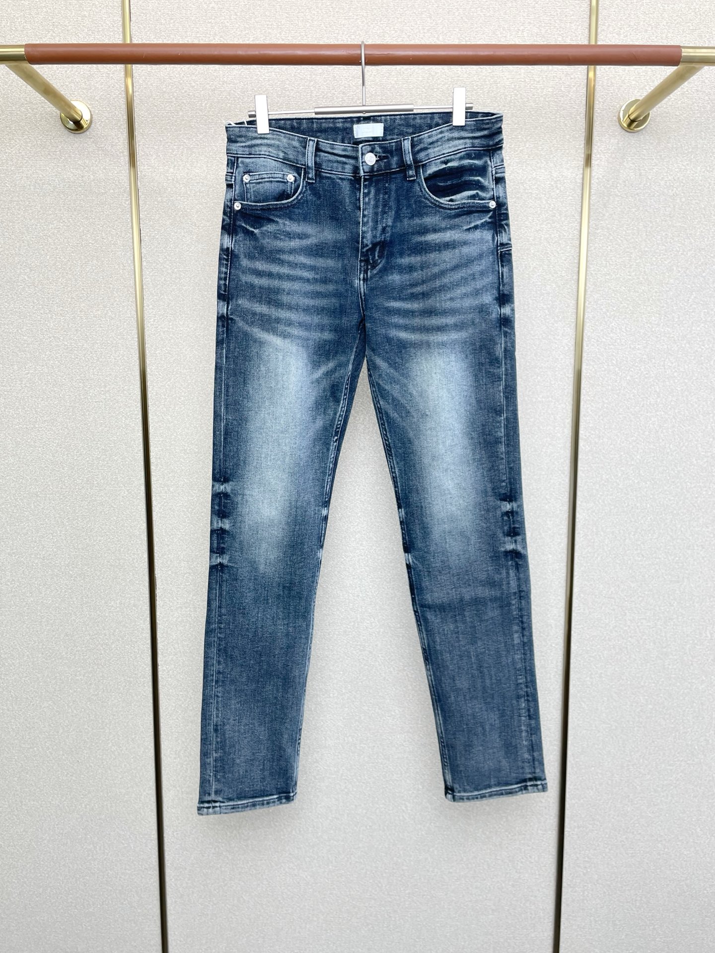 NO:609753,.Dior’s new style is a must-have!  New high-end version of casual jeans!  Custom-made fabrics at the counter are highly breathable and comfortable, with impeccable details and brand element design concepts, reflecting high quality. It feels delicate and soft!  It presents a casual cut and the upper body shape is awesome!  Code number 29-38,,dior,dior,jeans,alexander wang19860909.Dior迪奥砸锅卖铁都要上的新款！新款休闲牛仔裤高端版本！专柜定制面料 透气舒适度高,细节无可挑剔,品牌元素设计理念,体现高品质.手感细腻柔软！呈现休闲裁剪,上身版型超赞！码数29-38,,dior,dior,jeans,alexander wang,Men's clothing