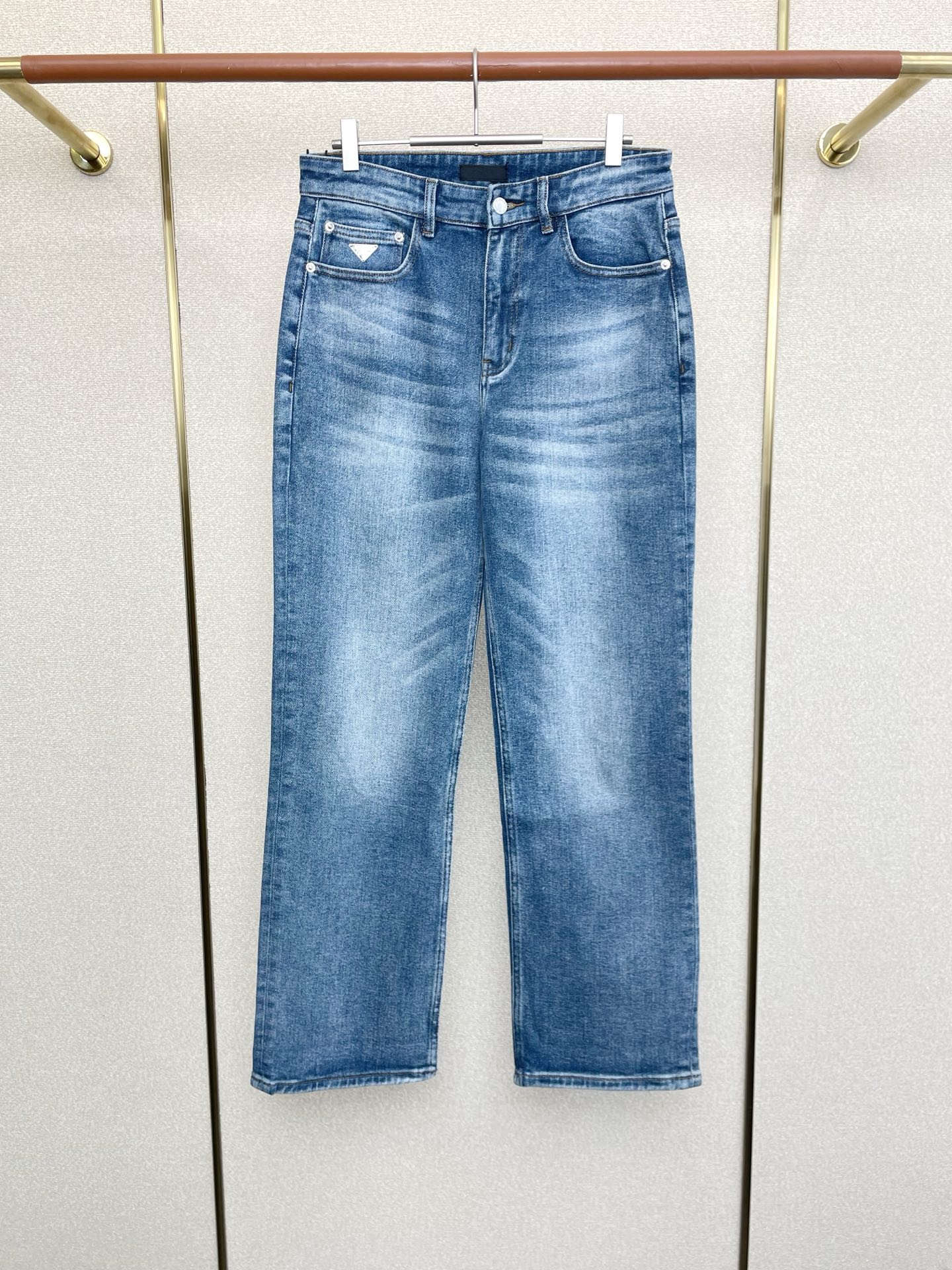 NO:609745,.Prada is a new model that will sell everything!  New high-end version of casual jeans!  Custom-made fabrics at the counter are highly breathable and comfortable, with impeccable details and brand element design concepts, reflecting high quality. It feels delicate and soft!  It presents a casual cut and the upper body shape is awesome!  Code number 29-38,,prada,prada,jeans,alexander wang19860909.Prada普拉达砸锅卖铁都要上的新款！新款休闲牛仔裤高端版本！专柜定制面料 透气舒适度高,细节无可挑剔,品牌元素设计理念,体现高品质.手感细腻柔软！呈现休闲裁剪,上身版型超赞！码数29-38,,prada,prada,jeans,alexander wang,Men's clothing