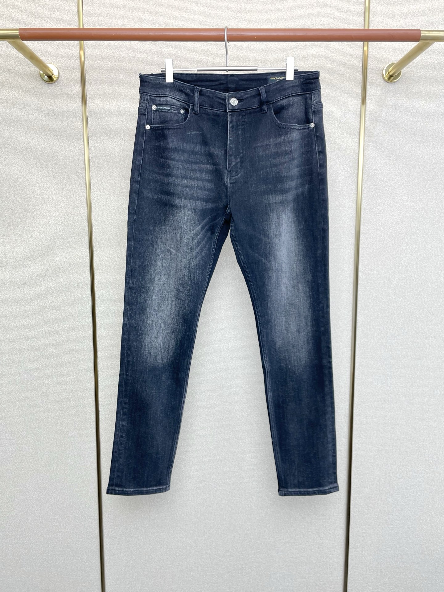 NO:609742,.Dolce&Gabbana’s new style is a must-have!  New high-end version of casual jeans!  Custom-made fabrics at the counter are highly breathable and comfortable, with impeccable details and brand element design concepts, reflecting high quality. It feels delicate and soft!  It presents a casual cut and the upper body shape is awesome!  Size 29-38,,Dolce&Gabbana,Dolce&Gabbana,jeans,alexander wang19860909.Dolce&Gabbana杜嘉班纳砸锅卖铁都要上的新款！新款休闲牛仔裤高端版本！专柜定制面料 透气舒适度高,细节无可挑剔,品牌元素设计理念,体现高品质.手感细腻柔软！呈现休闲裁剪,上身版型超赞！码数29-38,,Dolce&Gabbana,Dolce&Gabbana,jeans,alexander wang,Men's clothing