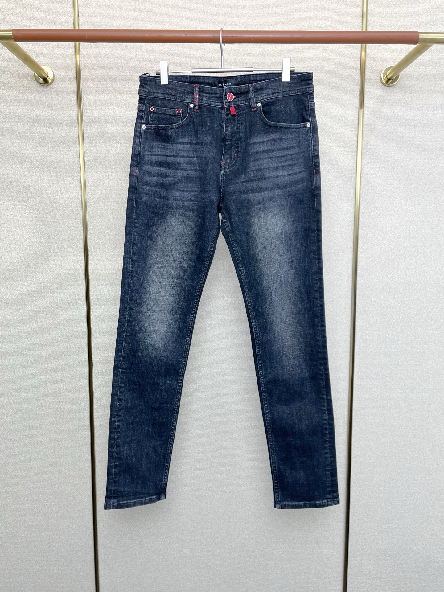 NO:609704,.KITON is a new model that will sell everything!  New high-end version of casual jeans!  Custom-made fabrics at the counter are highly breathable and comfortable, with impeccable details and brand element design concepts, reflecting high quality. It feels delicate and soft!  It presents a casual cut and the upper body shape is awesome!  Code number 29-38,,jeans,alexander wang19860909.KITON砸锅卖铁都要上的新款！新款休闲牛仔裤高端版本！专柜定制面料 透气舒适度高,细节无可挑剔,品牌元素设计理念,体现高品质.手感细腻柔软！呈现休闲裁剪,上身版型超赞！码数29-38,,jeans,alexander wang,Men's clothing