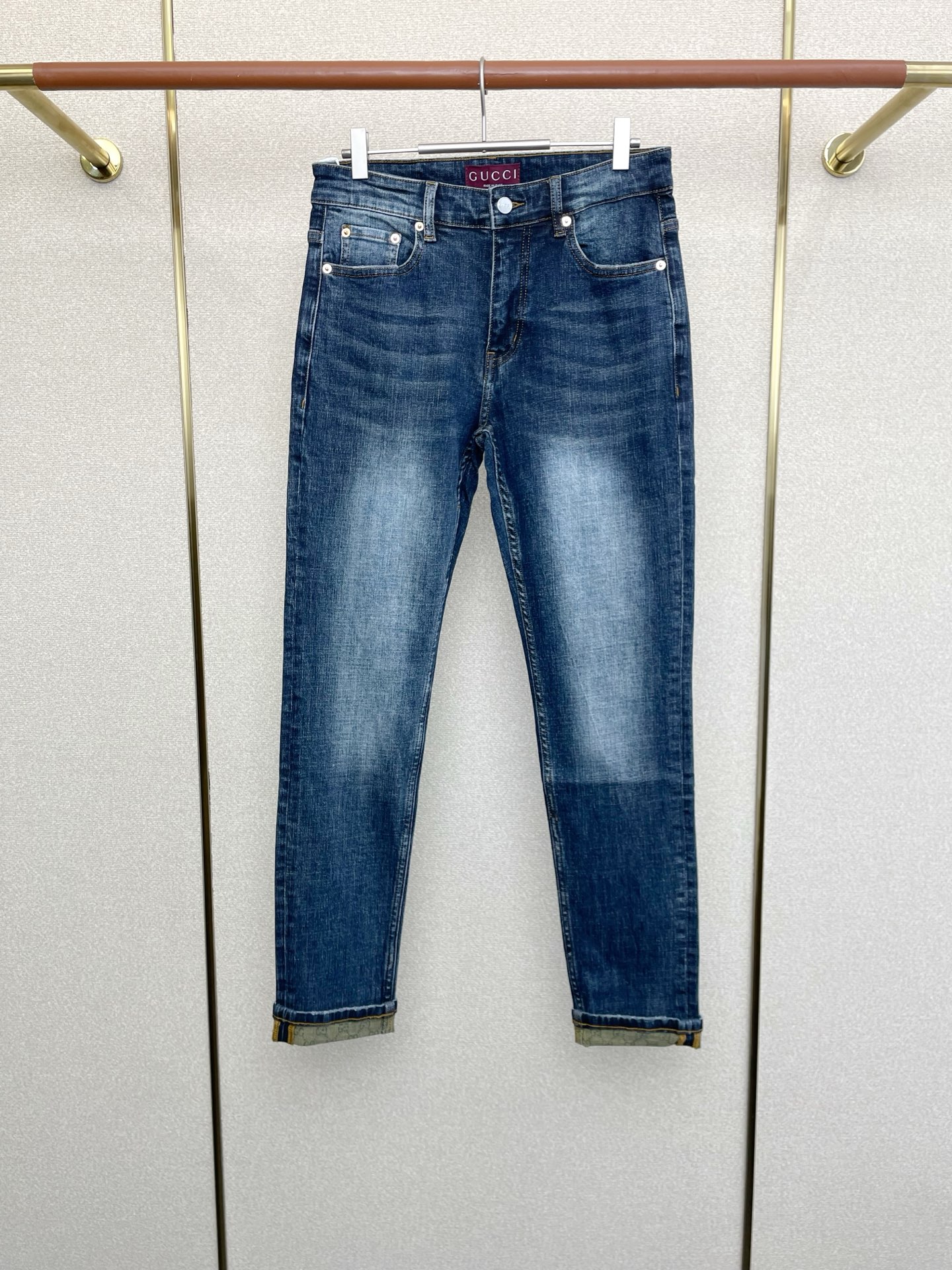 NO:609733,.Gucci Gucci’s new style is a must-have!  New high-end version of casual jeans!  Custom-made fabrics at the counter are highly breathable and comfortable, with impeccable details and brand element design concepts, reflecting high quality. It feels delicate and soft!  It presents a casual cut and the upper body shape is awesome!  Code number 29-38,,gucci,gucci,jeans,alexander wang19860909.Gucci古驰砸锅卖铁都要上的新款！新款休闲牛仔裤高端版本！专柜定制面料 透气舒适度高,细节无可挑剔,品牌元素设计理念,体现高品质.手感细腻柔软！呈现休闲裁剪,上身版型超赞！码数29-38,,gucci,gucci,jeans,alexander wang,Men's clothing