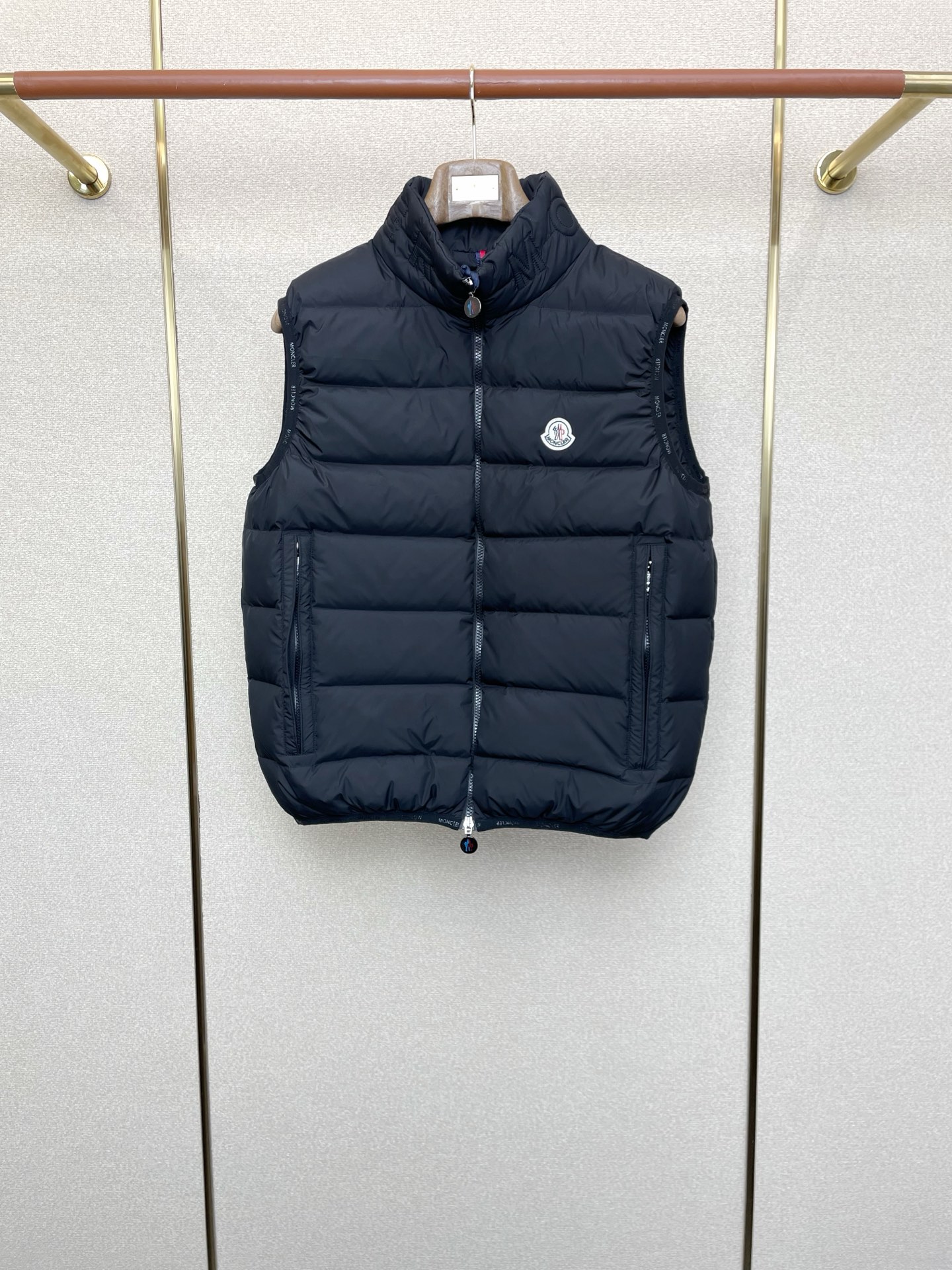 。羽绒服-Moncler蒙口💥砸锅卖铁都要上的新款！秋冬新款羽绒马甲 贸易公司渠道稀出，降温天气必备的保