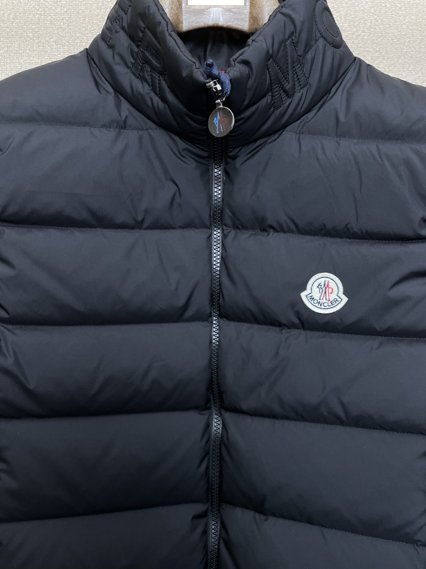 。羽绒服-Moncler蒙口💥砸锅卖铁都要上的新款！秋冬新款羽绒马甲 贸易公司渠道稀出，降温天气必备的保