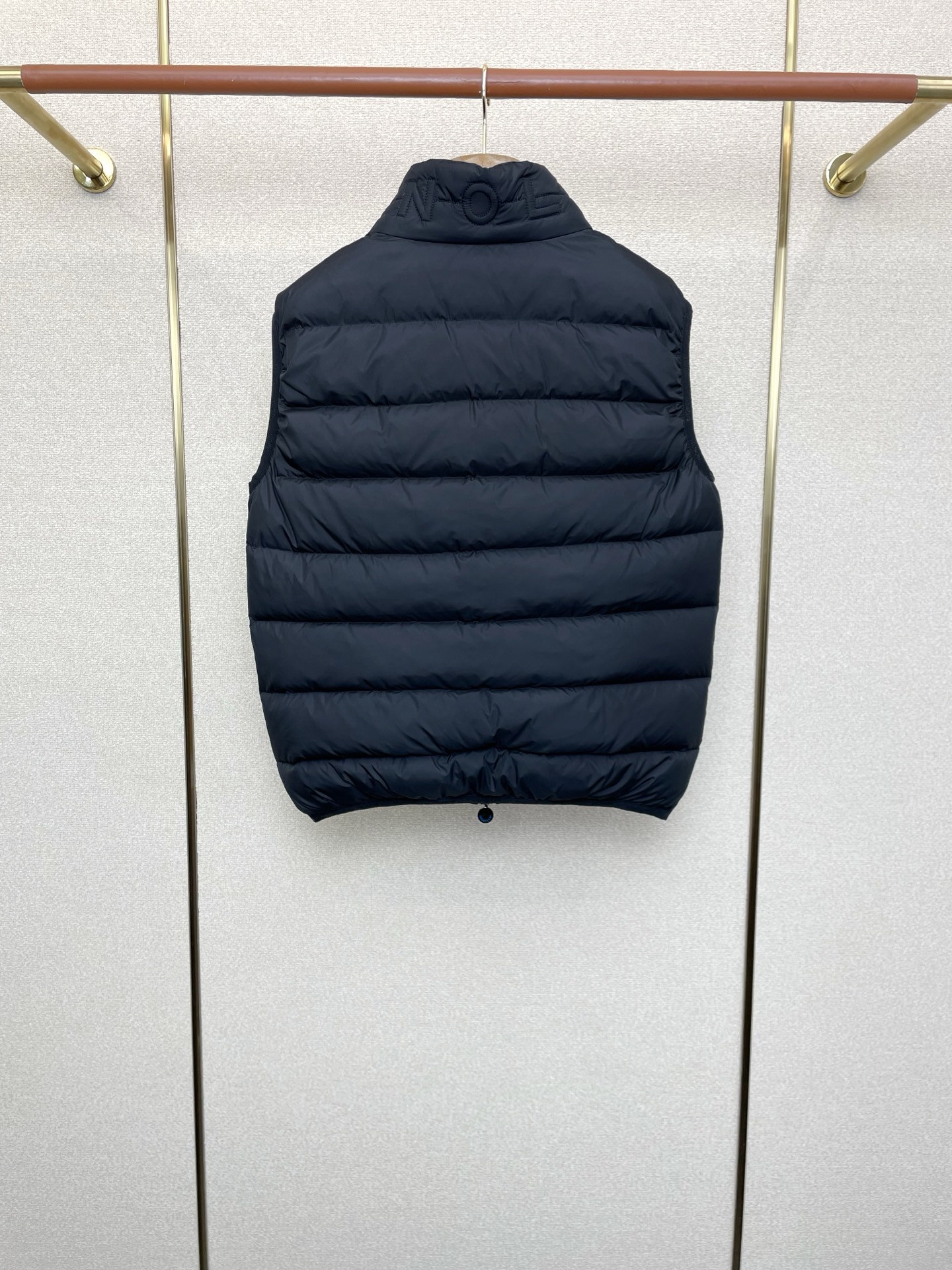 。羽绒服-Moncler蒙口💥砸锅卖铁都要上的新款！秋冬新款羽绒马甲 贸易公司渠道稀出，降温天气必备的保