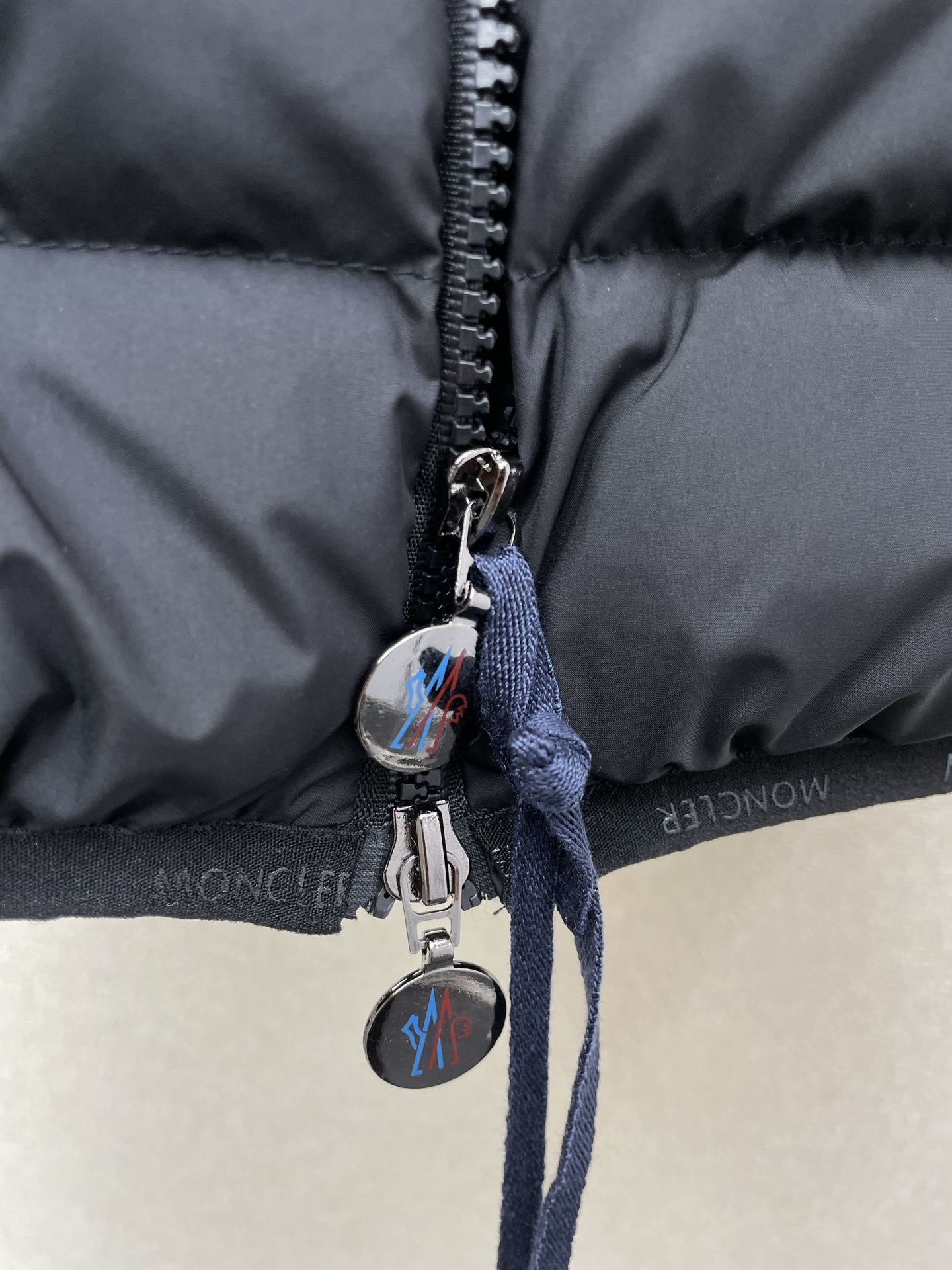 。羽绒服-Moncler蒙口💥砸锅卖铁都要上的新款！秋冬新款羽绒马甲 贸易公司渠道稀出，降温天气必备的保