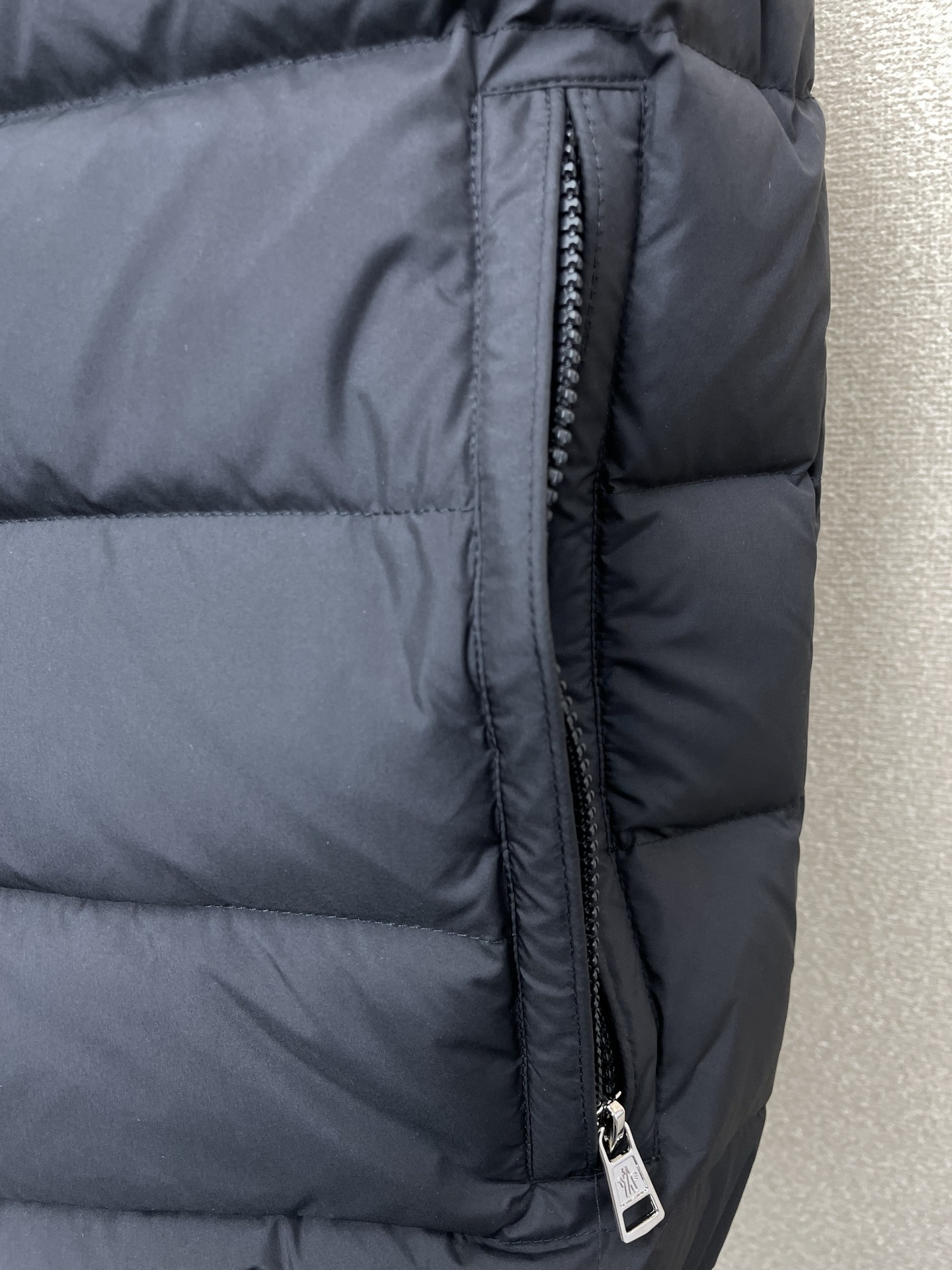 。羽绒服-Moncler蒙口💥砸锅卖铁都要上的新款！秋冬新款羽绒马甲 贸易公司渠道稀出，降温天气必备的保