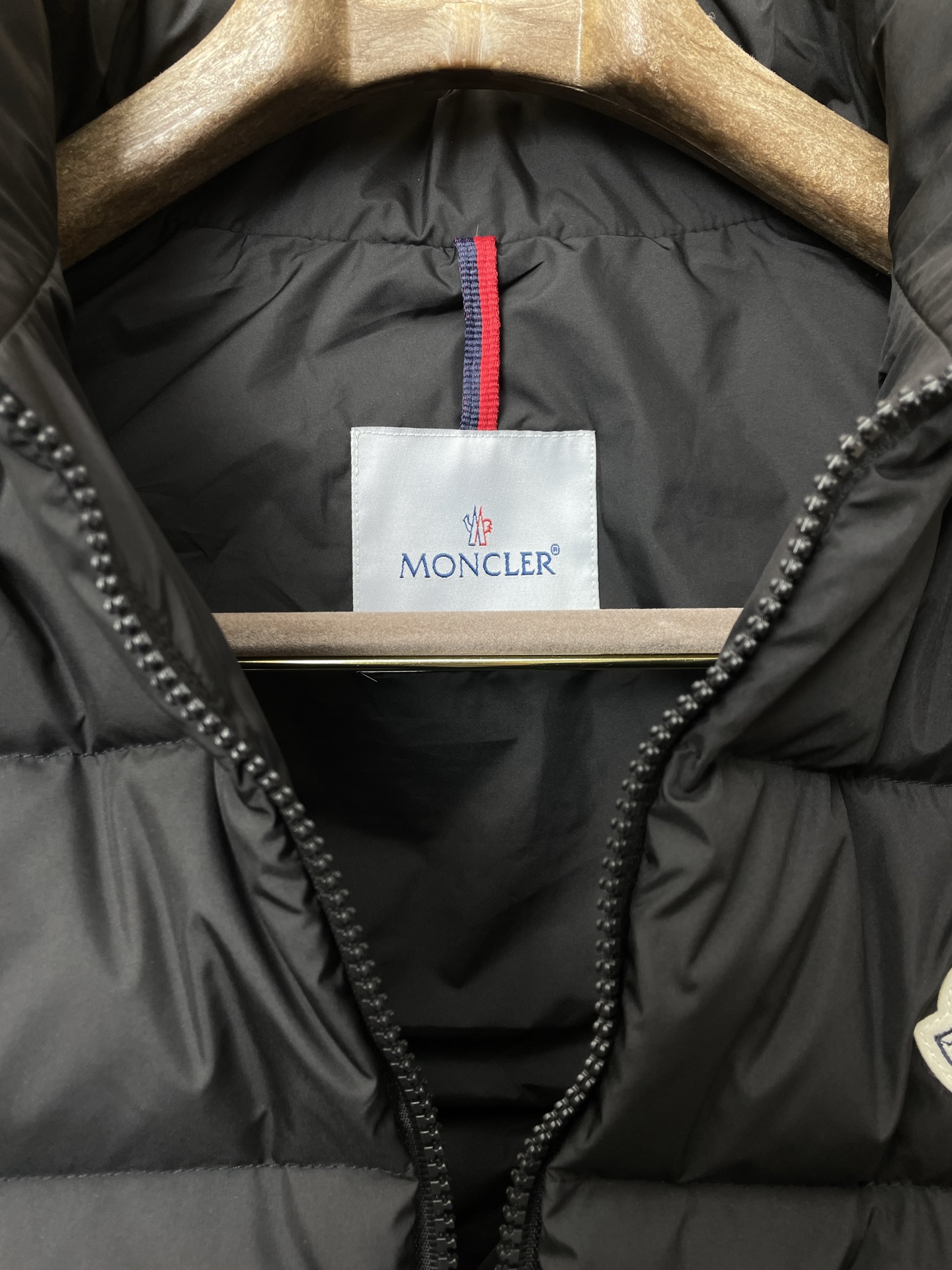 。羽绒服-Moncler蒙口💥砸锅卖铁都要上的新款！秋冬新款羽绒马甲 贸易公司渠道稀出，降温天气必备的保