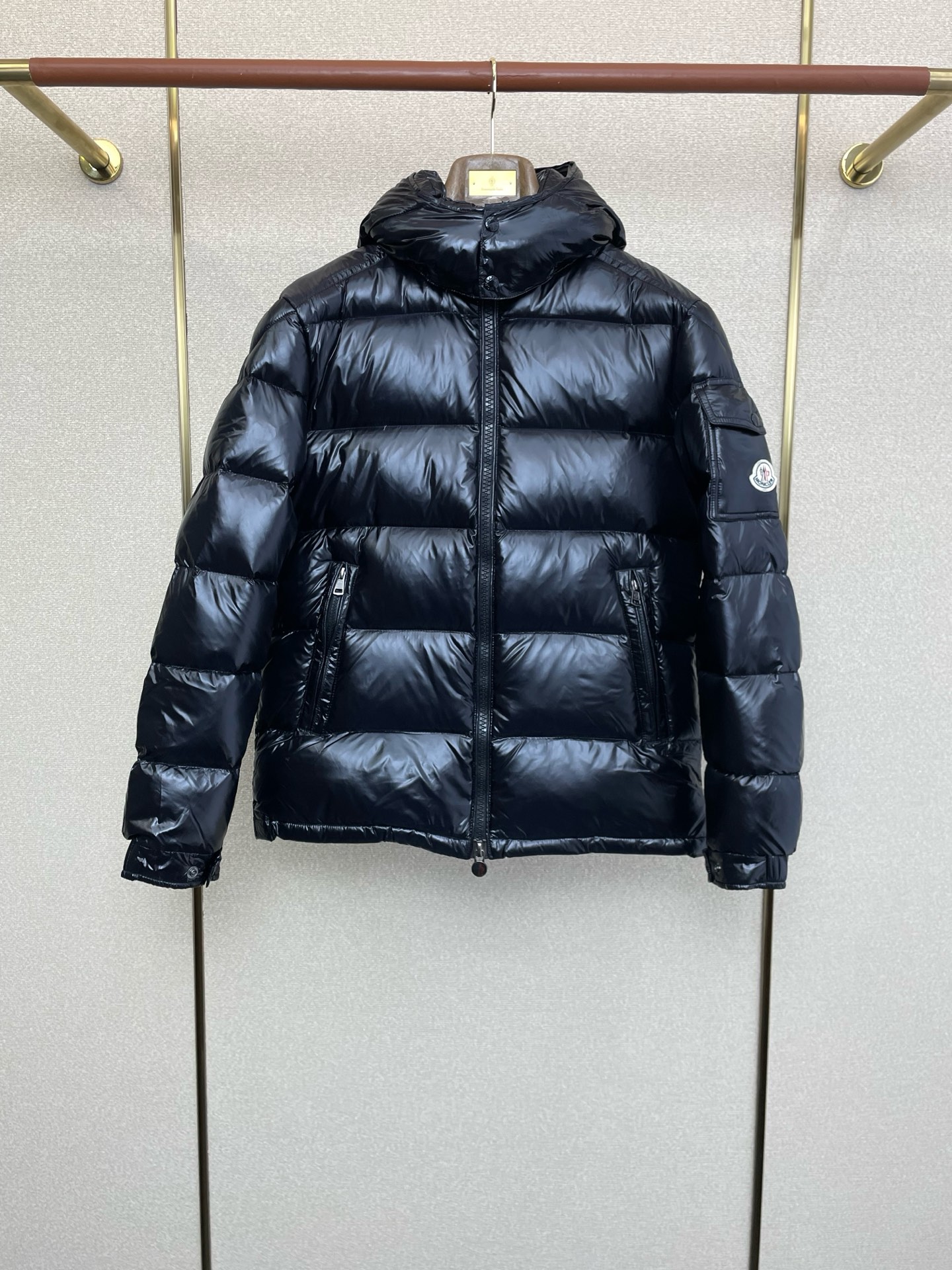 NO:622967,. Down jacket - Moncler exclusively supplies new autumn and winter down jackets. Trading company channels are rare. It is a must-have warm item for cooling weather. It can be worn for daily life or outdoor sports. Functional fur hood collar and adjustable waist design  Designed to be wear-resistant, scratch-resistant and easy to care for, the interior is filled with 90 Euro standard high-quality white goose down, and is paired with large square quilting technology to create a fluffy and plump overall effect. It also has a strong thermal insulation and temperature locking effect, so you are not afraid of the cold outdoor weather in autumn and winter!  Size 1-5,,Moncler,jackets & coats,down jacket,hats,alexander wang19860909.羽绒服-Moncler蒙口独家专供秋冬新款羽绒服夹克.贸易公司渠道稀出,降温天气必备的保暖单品.不论是日常还是户外运动都能穿.功能性毛帽领和可收腰设计.耐磨防刮易打理,内里配置90欧标优质白鹅绒埴充,在搭配大方格绗缝工艺,打造蓬松饱满的整体效果,兼顾强悍的保暖锁温效果,让你无惧秋冬季寒冷的户外天气! 尺码1-5,,Moncler,jackets & coats,down jacket,hats,alexander wang,Men's clothing