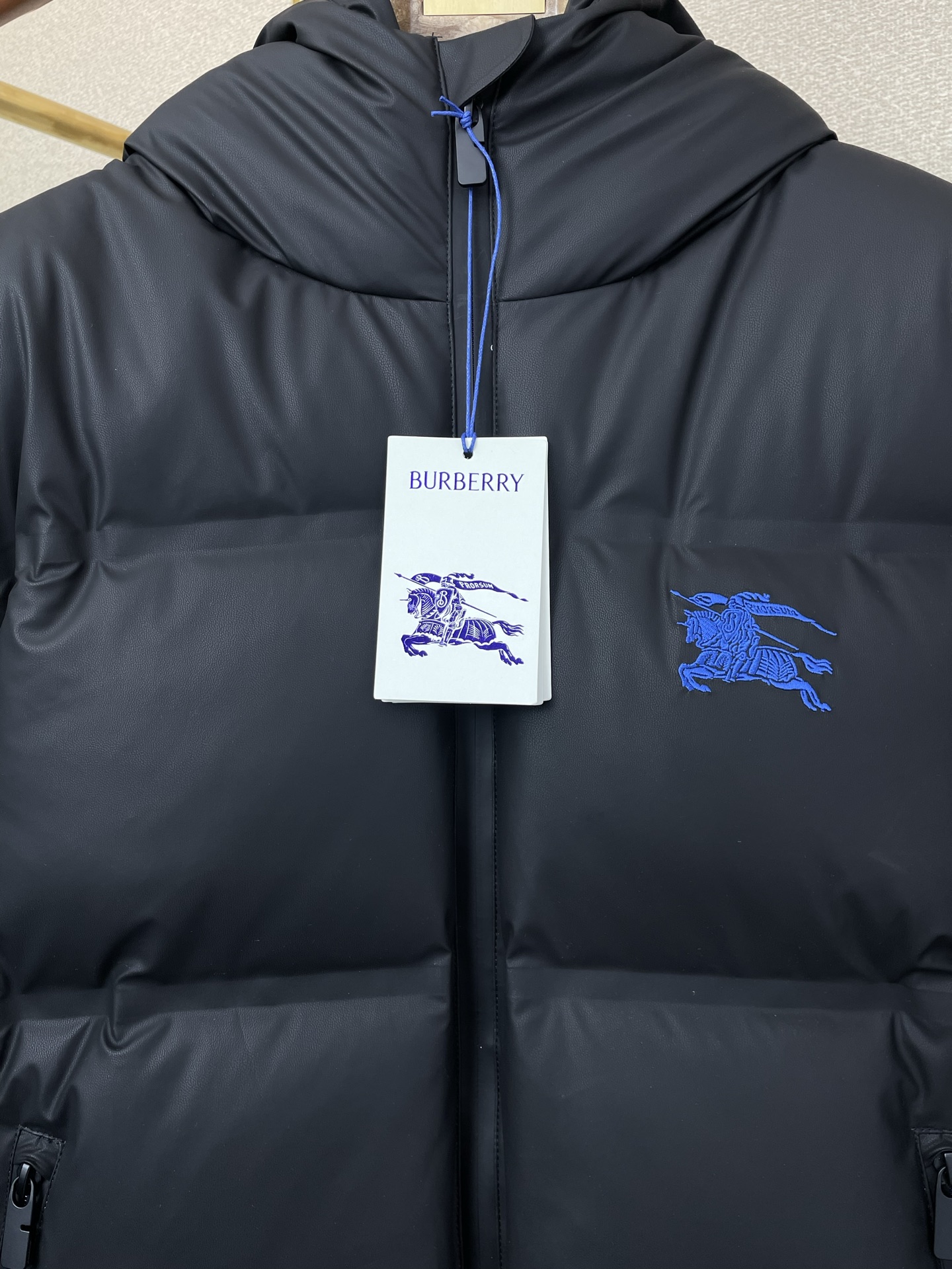 。羽绒服-Burberry巴宝莉💥砸锅卖铁都要上的新款！秋冬新款连帽羽绒服。贸易公司渠道稀出，降温天气必