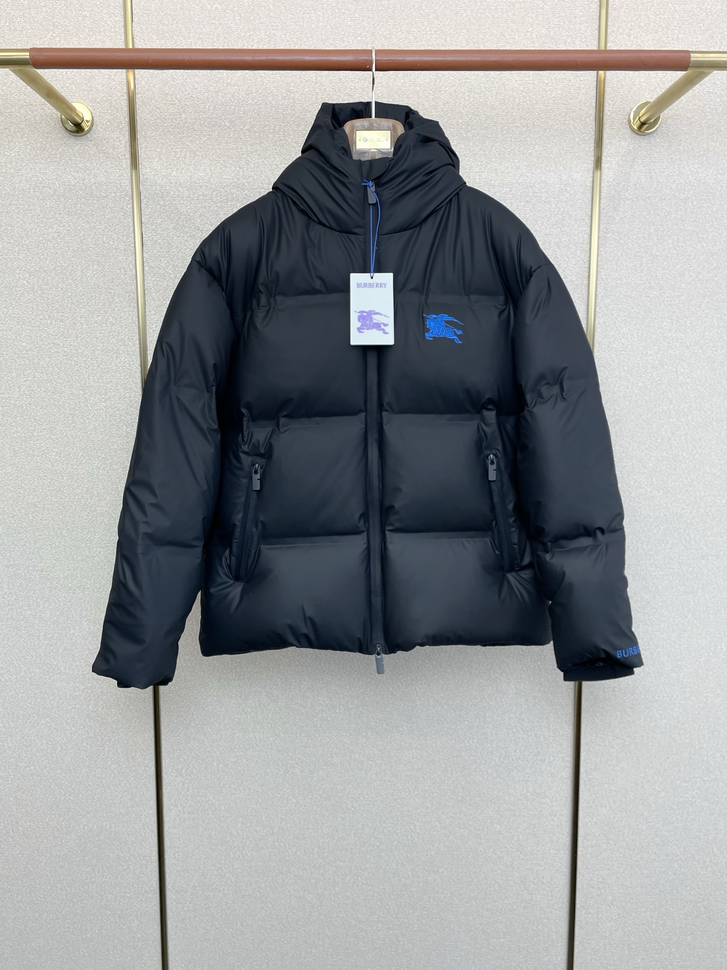 。羽绒服-Burberry巴宝莉💥砸锅卖铁都要上的新款！秋冬新款连帽羽绒服。贸易公司渠道稀出，降温天气必