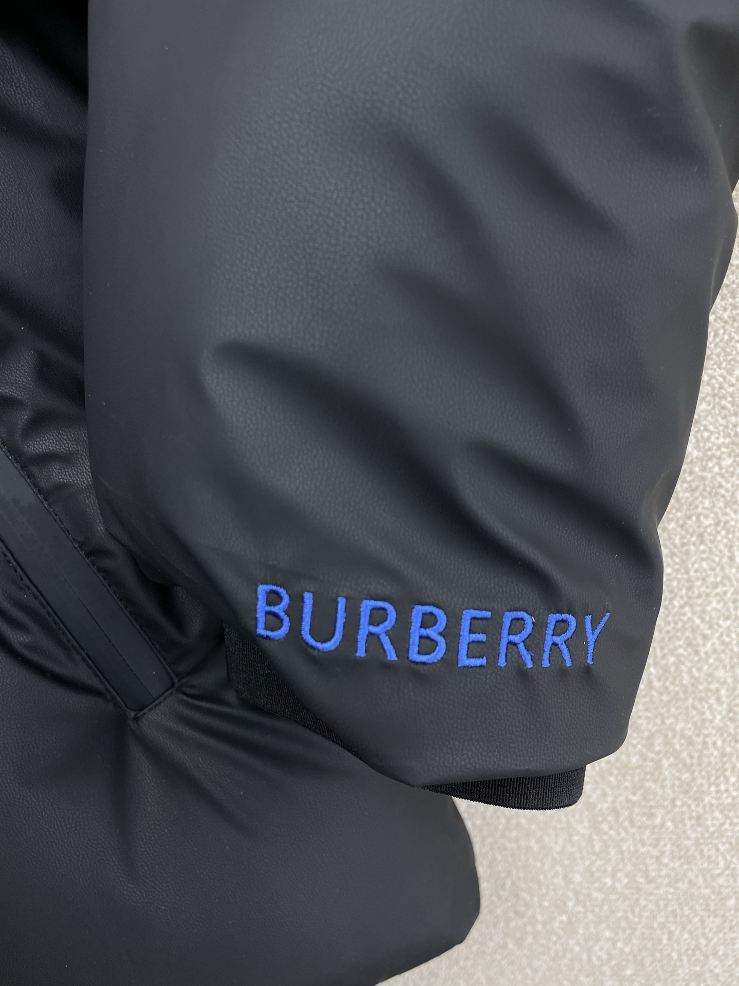 。羽绒服-Burberry巴宝莉💥砸锅卖铁都要上的新款！秋冬新款连帽羽绒服。贸易公司渠道稀出，降温天气必