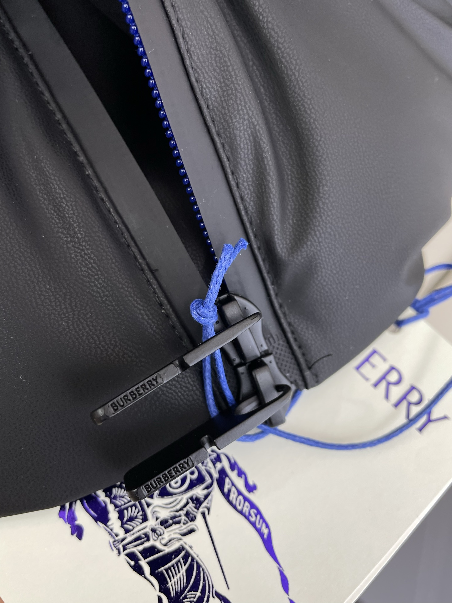 。羽绒服-Burberry巴宝莉💥砸锅卖铁都要上的新款！秋冬新款连帽羽绒服。贸易公司渠道稀出，降温天气必