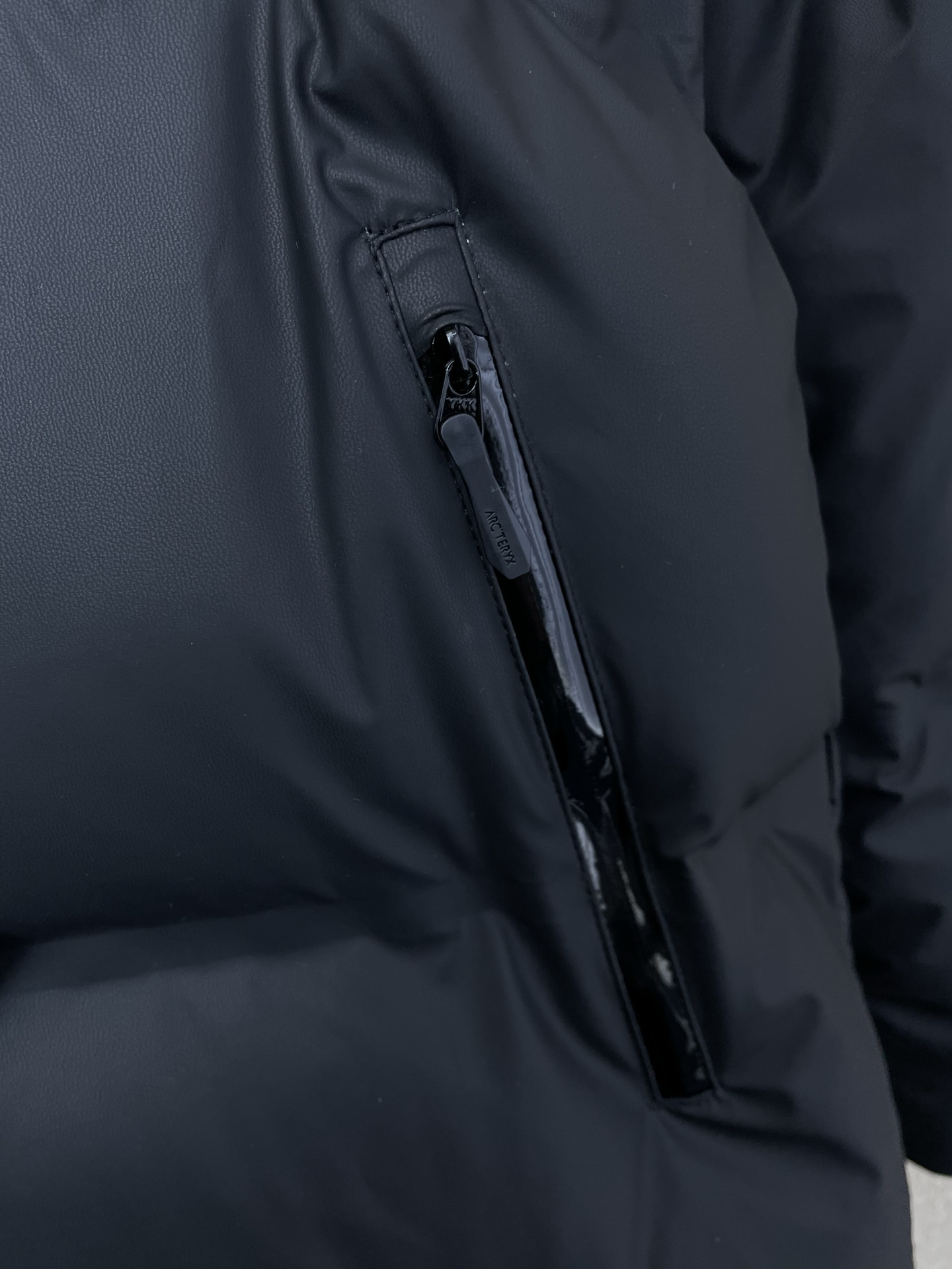 。羽绒服-Arc’teryx始祖鸟💥砸锅卖铁都要上的新款！秋冬新款连帽羽绒服。贸易公司渠道稀出，降温天气