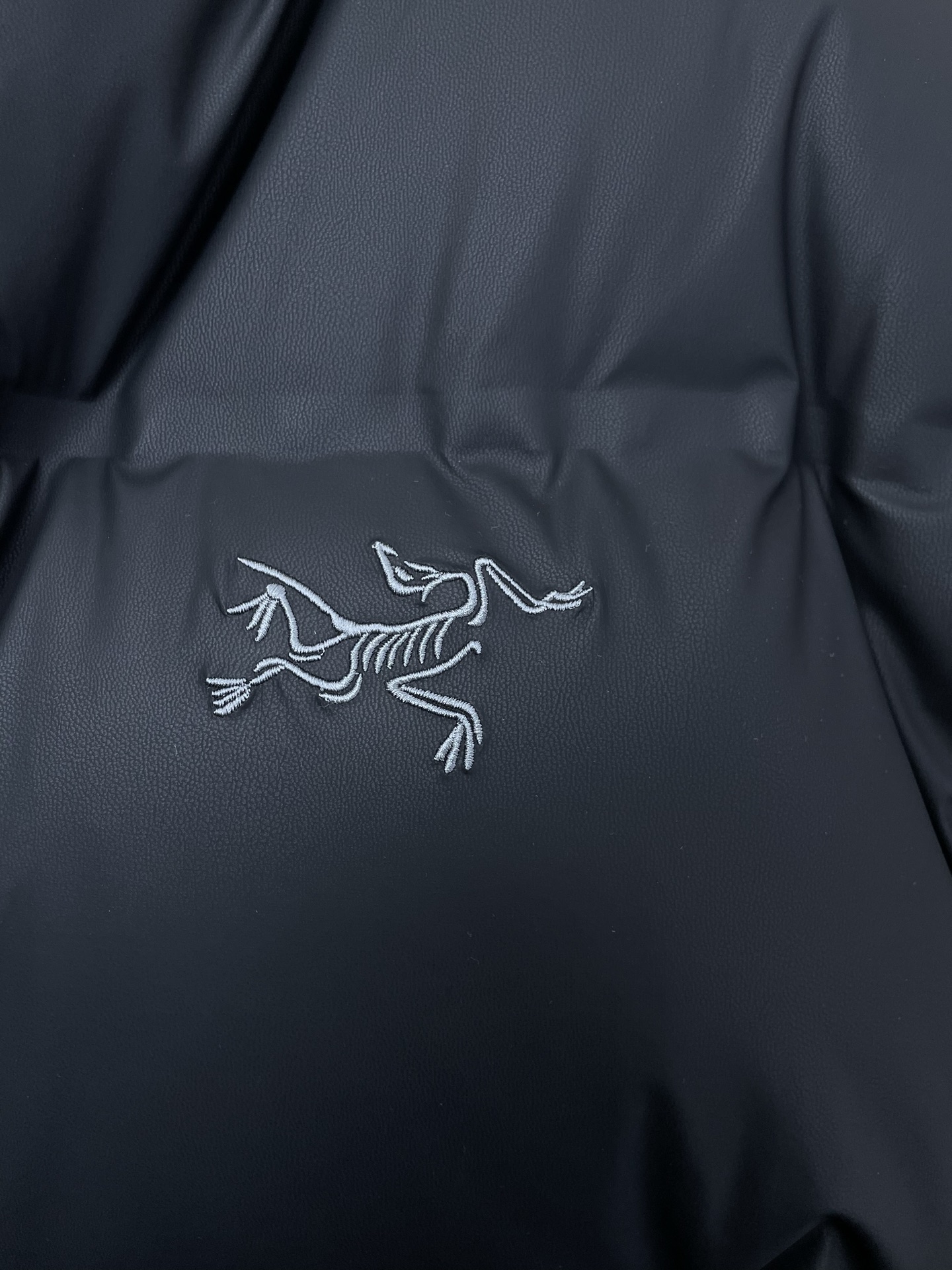 。羽绒服-Arc’teryx始祖鸟💥砸锅卖铁都要上的新款！秋冬新款连帽羽绒服。贸易公司渠道稀出，降温天气