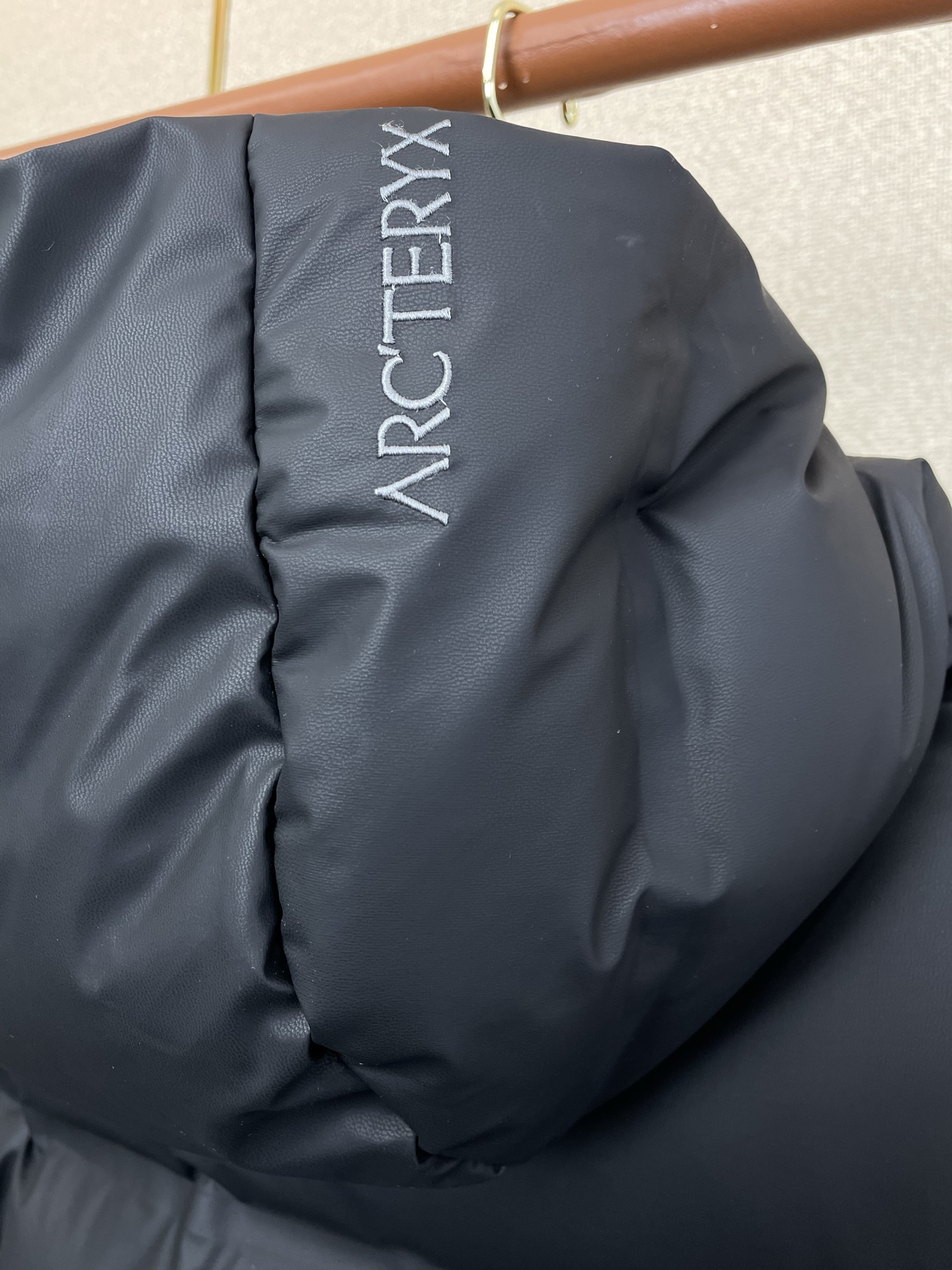 。羽绒服-Arc’teryx始祖鸟💥砸锅卖铁都要上的新款！秋冬新款连帽羽绒服。贸易公司渠道稀出，降温天气