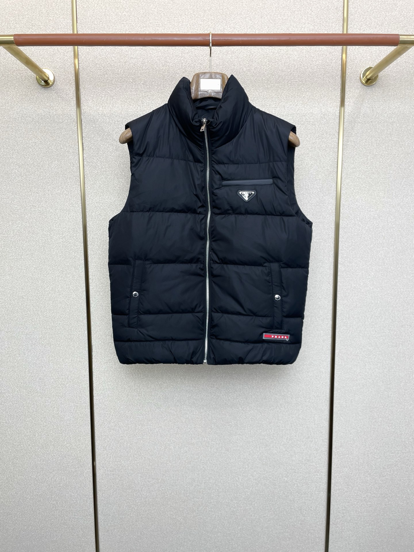 NO:622972,.Down Jacket-Prada’s exclusive new down vest for autumn and winter  Trading company channels are rare, and it is a must-have warm item for cooling weather. It can be worn for daily life or outdoor sports. It has a functional fur collar and a waist-cinching design. It is wear-resistant, scratch-resistant and easy to care for. The interior is filled with 90 Euro standard high-quality white goose down. It is paired with large square quilting technology to create a fluffy and full overall effect. It also has a strong thermal insulation and temperature locking effect, so that you are not afraid of the cold outdoor weather in autumn and winter!  Size M-3XL,,prada,prada,down jacket,hats,alexander wang19860909.羽绒服- Prada普拉达独家专供秋冬新款羽绒马甲 贸易公司渠道稀出,降温天气必备的保暖单品.不论是日常还是户外运动都能穿.功能性毛帽领和可收腰设计.耐磨防刮易打理,内里配置90欧标优质白鹅绒埴充,在搭配大方格绗缝工艺,打造蓬松饱满的整体效果,兼顾强悍的保暖锁温效果,让你无惧秋冬季寒冷的户外天气! 尺码M-3XL,,prada,prada,down jacket,hats,alexander wang,Men's clothing