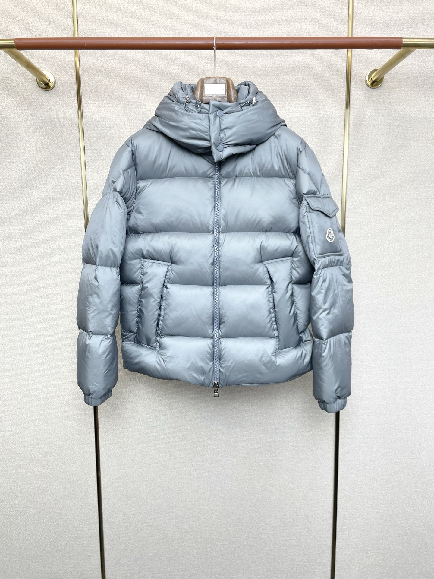 NO:623021,.Down jacket-Moncler's exclusive new hooded down jacket for autumn and winter  Trading company channels are rare, and it is a must-have warm item for cooling weather. It can be worn for daily life or outdoor sports. It has a functional hat and a waist-cinching design. It is wear-resistant, scratch-resistant and easy to care for. The interior is filled with 90 Euro standard high-quality white goose down. It is paired with large square quilting technology to create a fluffy and full overall effect. It also has a strong thermal insulation effect, so that you are not afraid of the cold outdoor weather in autumn and winter! Sizes 1-5, Moncler, down  jacket,hats,alexander wang19860909.羽绒服-Moncler蒙口独家专供秋冬新款连帽羽绒服 贸易公司渠道稀出,降温天气必备的保暖单品.不论是日常还是户外运动都能穿.功能性帽子和可收腰设计.耐磨防刮易打理,内里配置90欧标优质白鹅绒埴充,在搭配大方格绗缝工艺,打造蓬松饱满的整体效果,兼顾强悍的保暖锁温效果,让你无惧秋冬季寒冷的户外天气! 尺码1-5,,Moncler,down jacket,hats,alexander wang,Men's clothing
