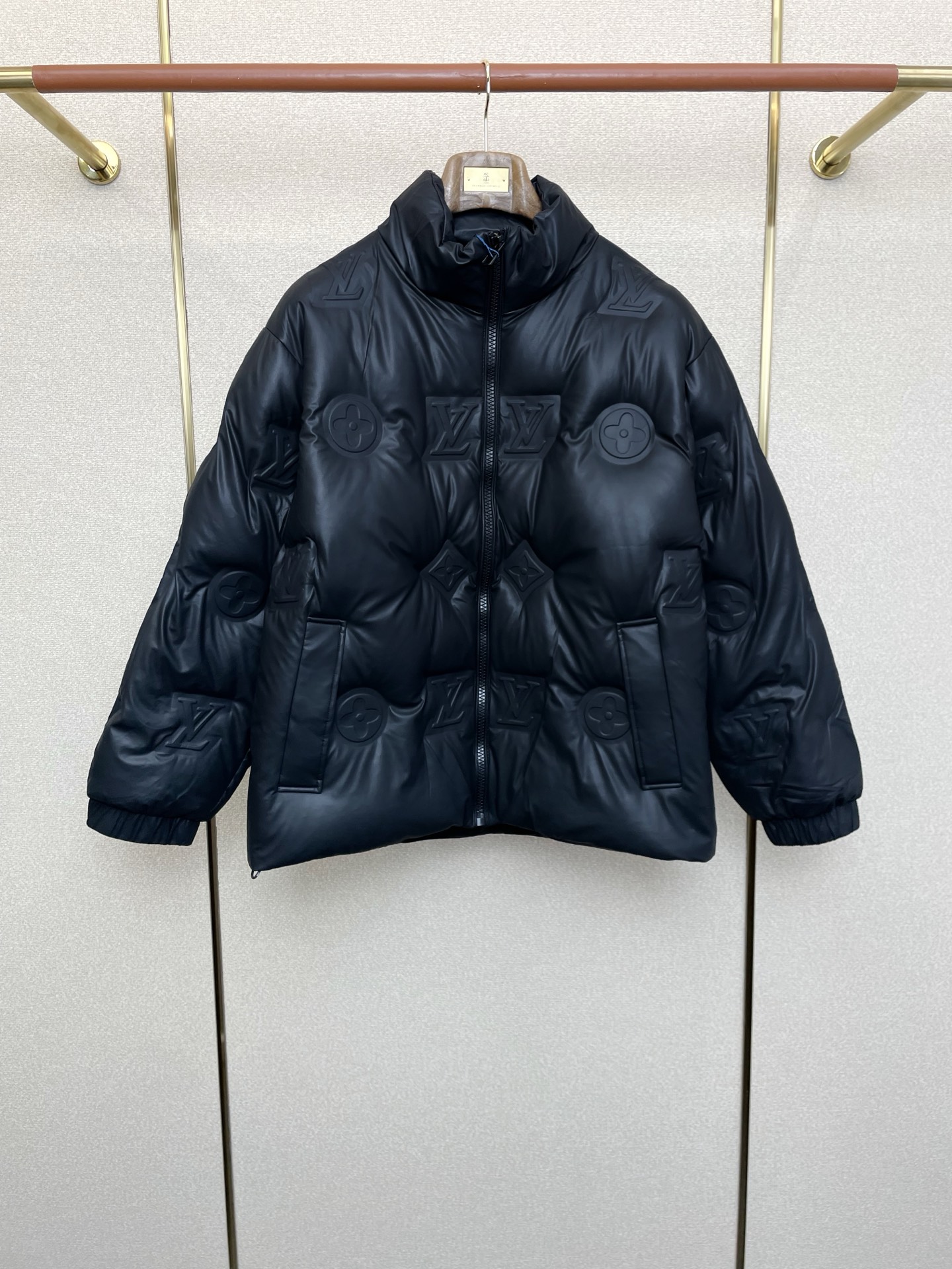 NO:623026,.Down jacket-Louis Vuitton Louis Vuitton’s exclusive new down jacket for autumn and winter  Trading company channels are rare, and it is a must-have warm item for cooling weather. It can be worn for daily life or outdoor sports. It has a functional fur collar and a waist-cinching design. It is wear-resistant, scratch-resistant and easy to care for. The interior is filled with 90 Euro standard high-quality white goose down. It is paired with large square quilting technology to create a fluffy and full overall effect. It also has a strong thermal insulation effect, so that you are not afraid of the cold outdoor weather in autumn and winter! Size 46-54, Louis  vuitton,louis vuitton,down jacket,hats,alexander wang19860909.羽绒服-Louis Vuitton路易威登独家专供秋冬新款羽绒服 贸易公司渠道稀出,降温天气必备的保暖单品.不论是日常还是户外运动都能穿.功能性毛帽领和可收腰设计.耐磨防刮易打理,内里配置90欧标优质白鹅绒埴充,在搭配大方格绗缝工艺,打造蓬松饱满的整体效果,兼顾强悍的保暖锁温效果,让你无惧秋冬季寒冷的户外天气! 尺码46-54,,louis vuitton,louis vuitton,down jacket,hats,alexander wang,Men's clothing