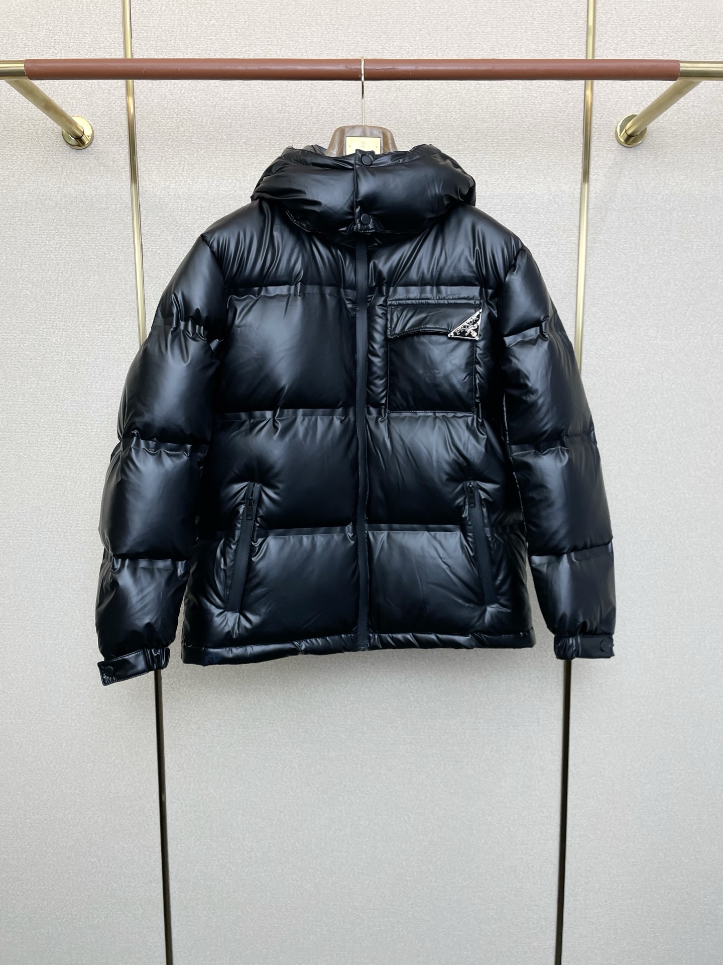 NO:652369,Down Jacket - Prada's new style that everyone will buy!  The new autumn and winter down jacket is rarely available in trading company channels. It is a must-have warm item for cooling weather. It can be worn for daily life or outdoor sports. It is wear-resistant, scratch-resistant and easy to care for. The inside is filled with 90 European standard high-quality white goose down. It is paired with large square quilting technology to create a fluffy and full overall effect. It also has a strong thermal insulation effect, so that you are not afraid of the cold outdoor weather in autumn and winter! Sizes 48-56,, prada, prada, down  jacket,alexander wang19860909羽绒服- Prada普拉达砸锅卖铁都要上的新款！秋冬新款羽绒服 贸易公司渠道稀出,降温天气必备的保暖单品.不论是日常还是户外运动都能穿.耐磨防刮易打理,内里配置90欧标优质白鹅绒埴充,在搭配大方格绗缝工艺,打造蓬松饱满的整体效果,兼顾强悍的保暖锁温效果,让你无惧秋冬季寒冷的户外天气! 尺码48-56,,prada,prada,down jacket,alexander wang,Men's clothing