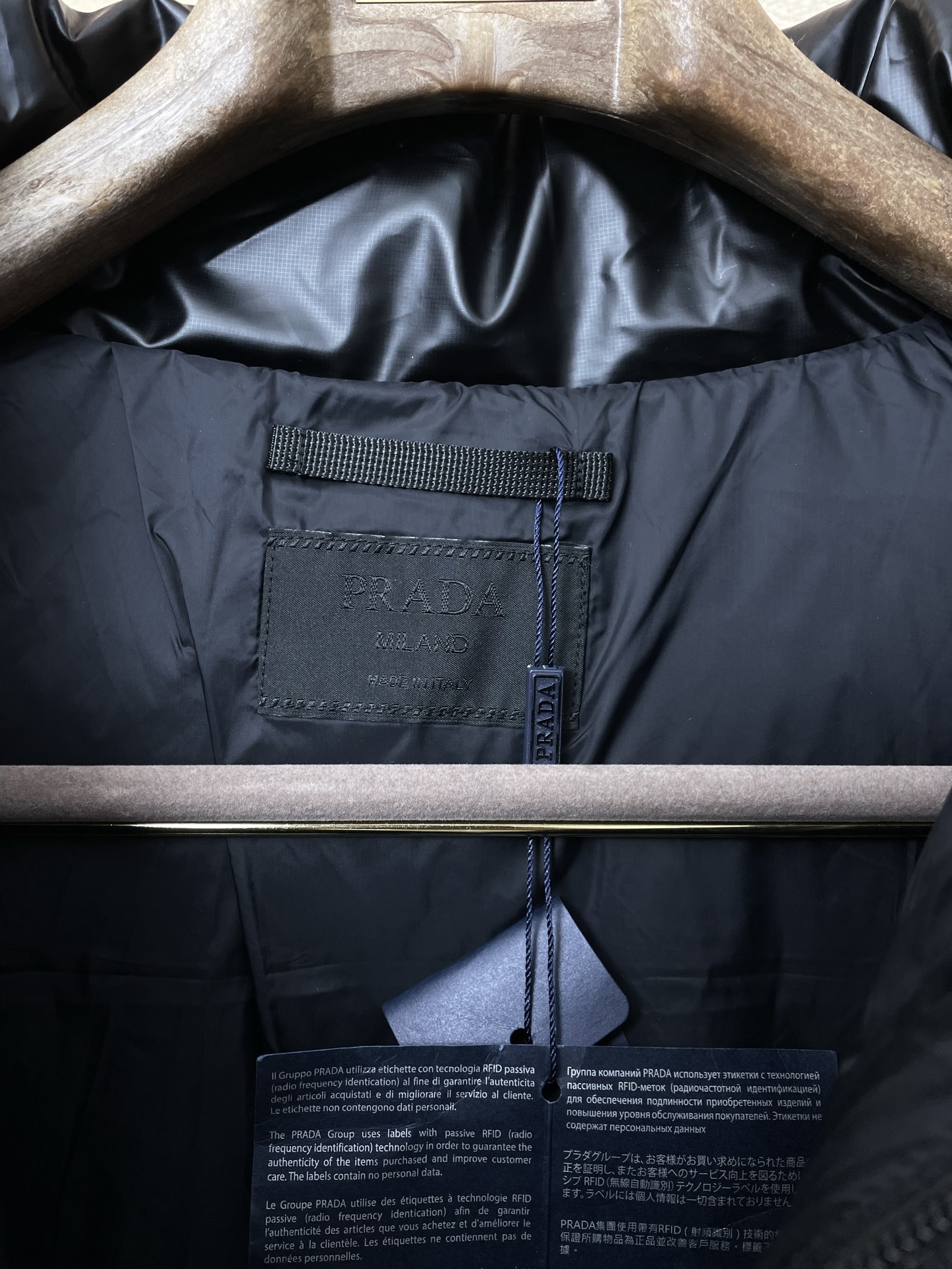 。羽绒服- Prada普拉达💥砸锅卖铁都要上的新款！秋冬新款羽绒服 贸易公司渠道稀出，降温天气必备的保暖